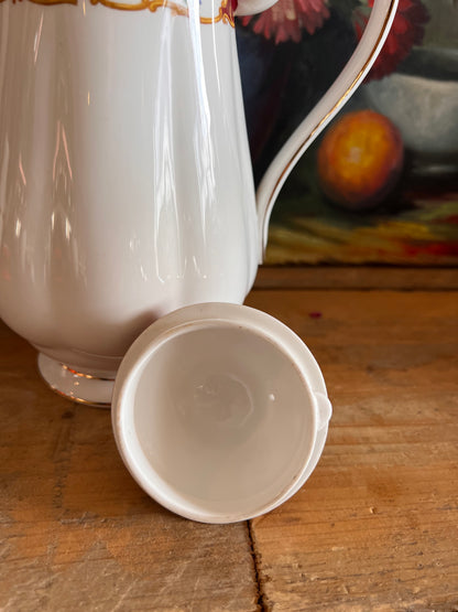 Lady Hamilton koffiepot, Royal Albert koffiepot, Engelse porseleinen koffiepot, klassieke koffiepot, porseleinen koffiepot met bloemenmotief, luxe koffiepot, koffiepot voor speciale gelegenheden, traditioneel Engels servies, Royal Albert servies, servies voor koffie.