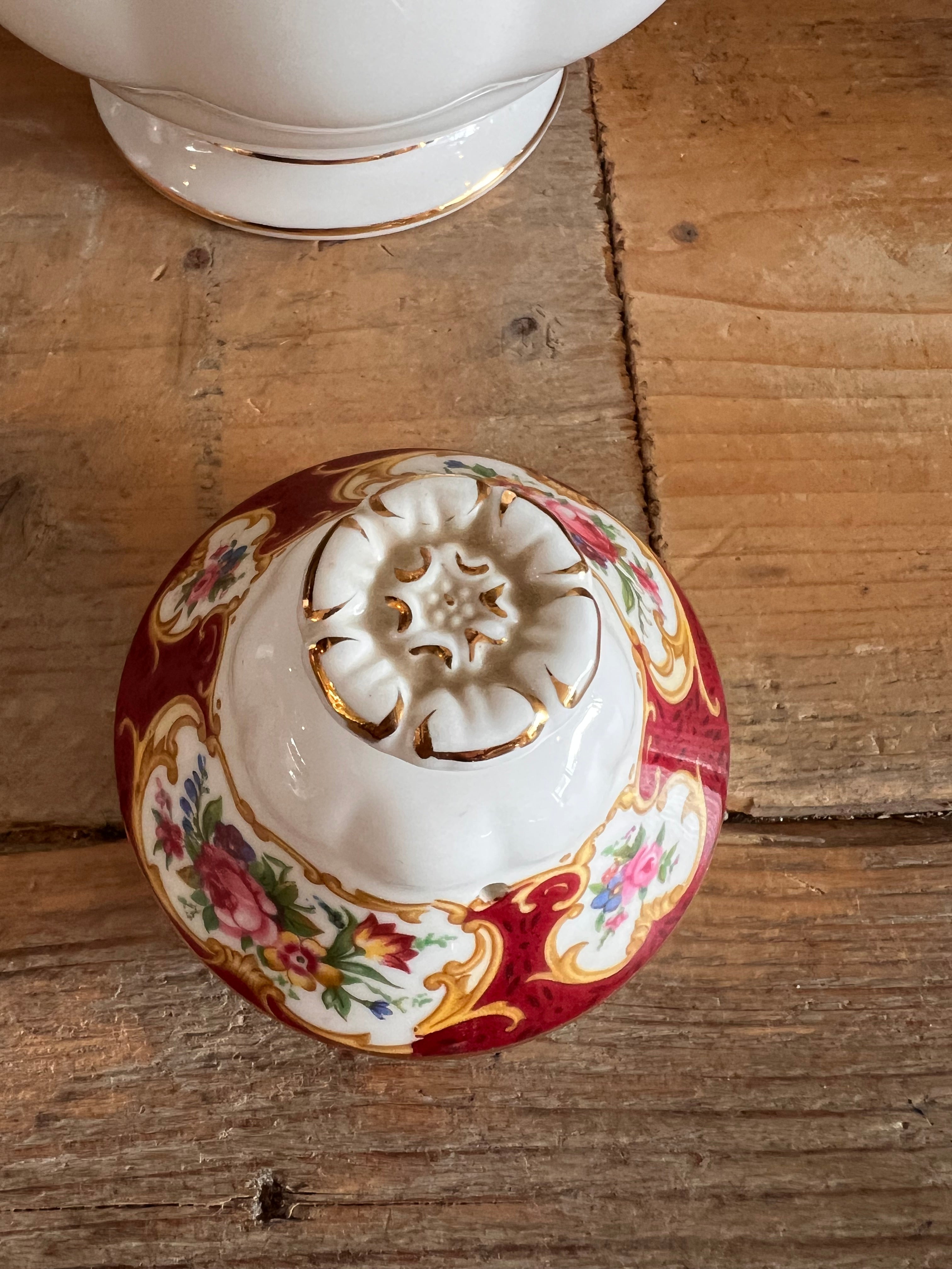 Lady Hamilton koffiepot, Royal Albert koffiepot, Engelse porseleinen koffiepot, klassieke koffiepot, porseleinen koffiepot met bloemenmotief, luxe koffiepot, koffiepot voor speciale gelegenheden, traditioneel Engels servies, Royal Albert servies, servies voor koffie.
