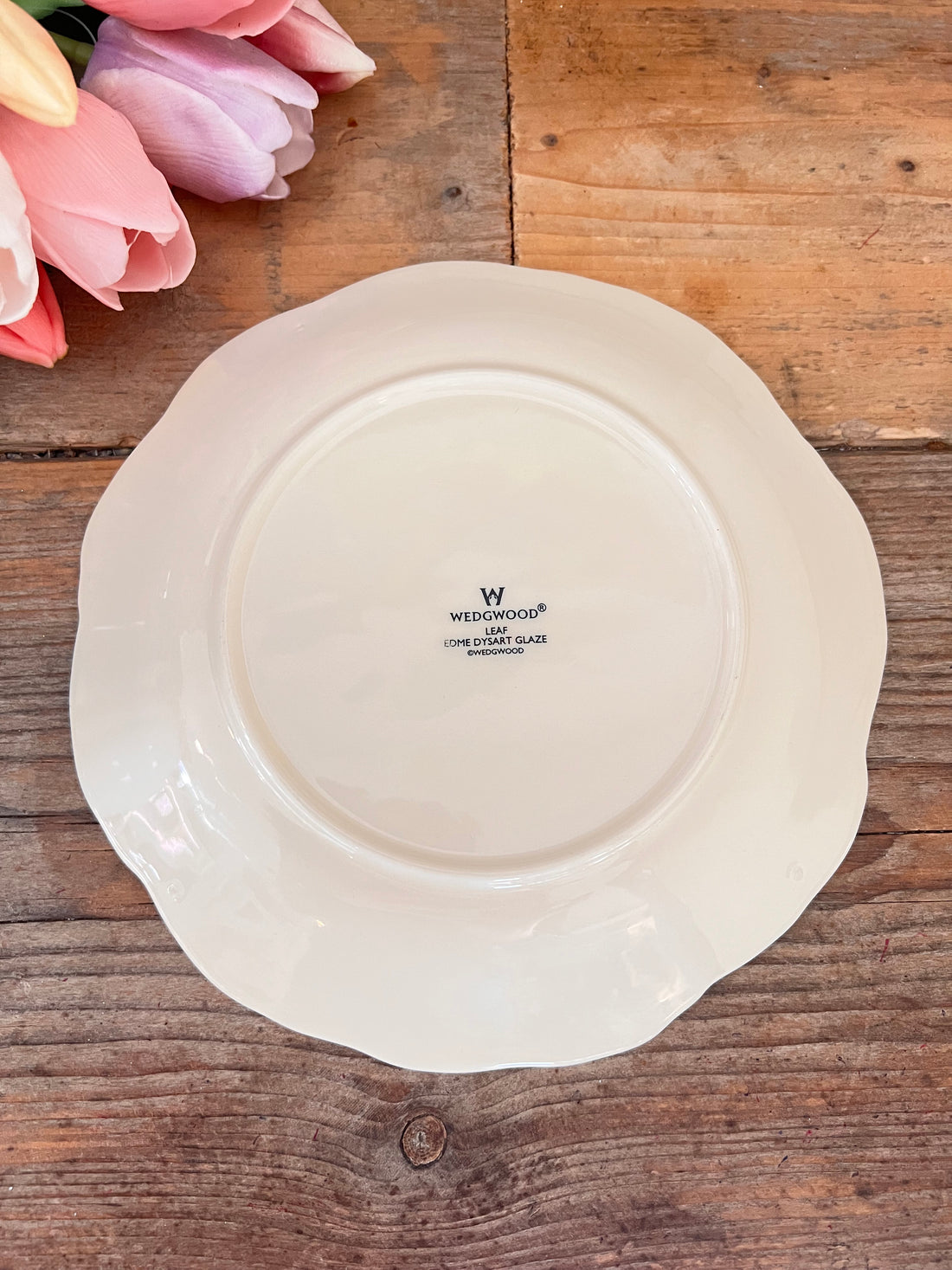 Wedgwood serveerbord, Leaf Edme Dysart Glaze, engels porselein bord, serveerbord porselein, Wedgwood servies, klassieke serveerschotel, serveerschotel porselein, natuurlijk bladmotief bord, luxe serveerbord, Dysart Glaze servies.