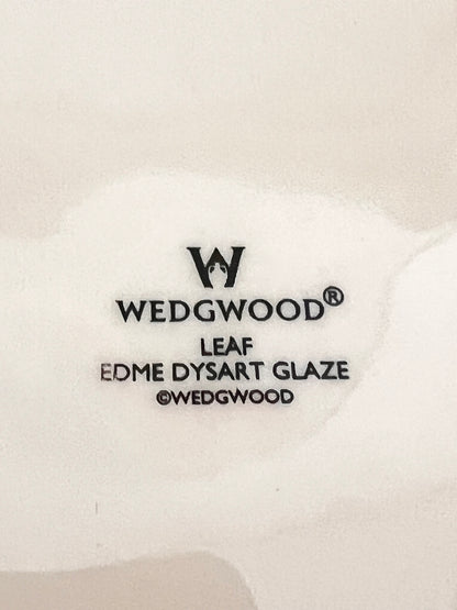 Wedgwood serveerbord, Leaf Edme Dysart Glaze, engels porselein bord, serveerbord porselein, Wedgwood servies, klassieke serveerschotel, serveerschotel porselein, natuurlijk bladmotief bord, luxe serveerbord, Dysart Glaze servies.