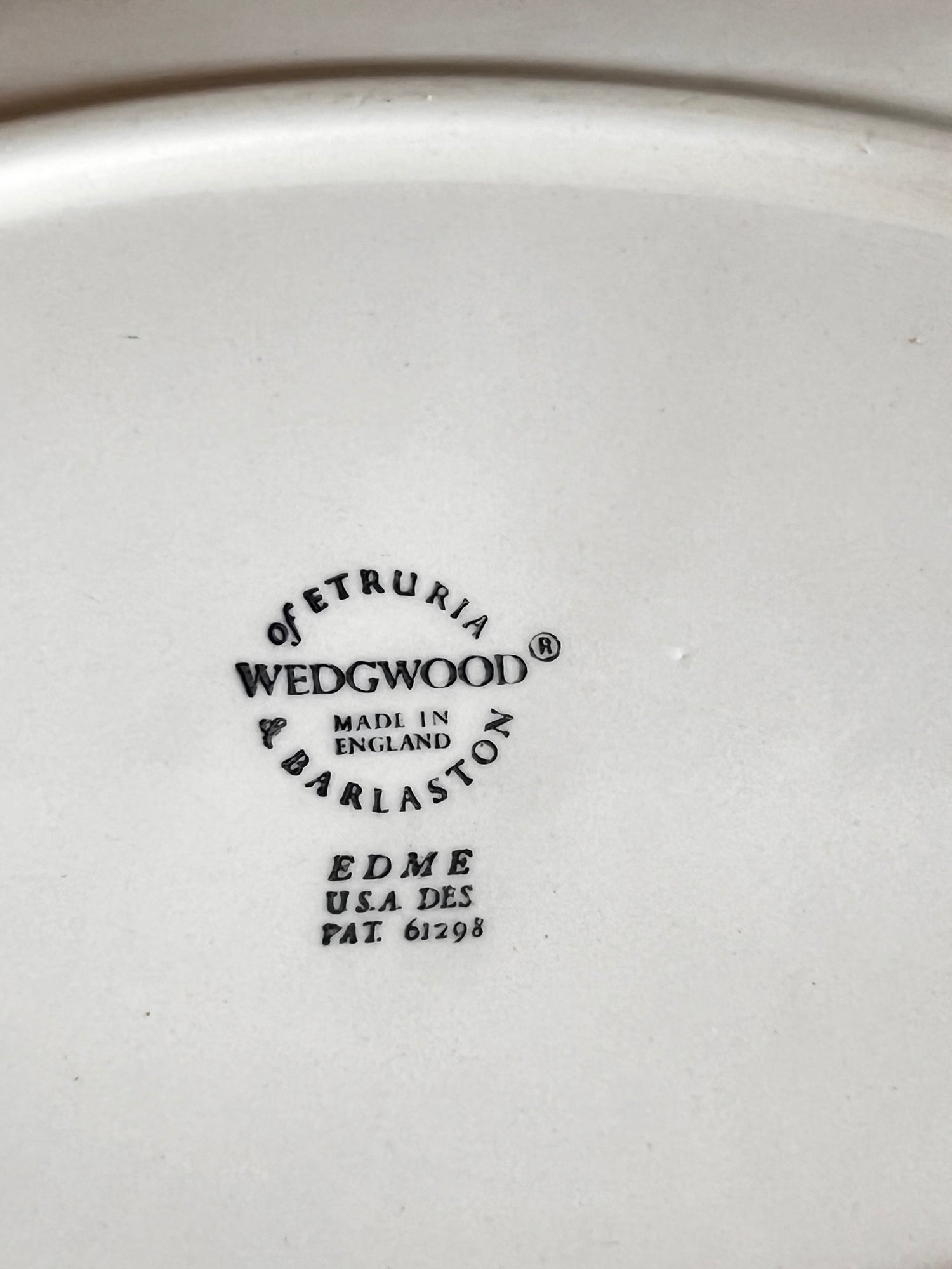 Wedgwood sauskom, Edme sauskom met onderbord, Engels porselein sauskom, klassieke sauskom, Wedgwood servies, sauskom porselein, juskom met onderbord, klassieke Engelse serviesstukken, hoogwaardige sauskom, luxe sauzenset.