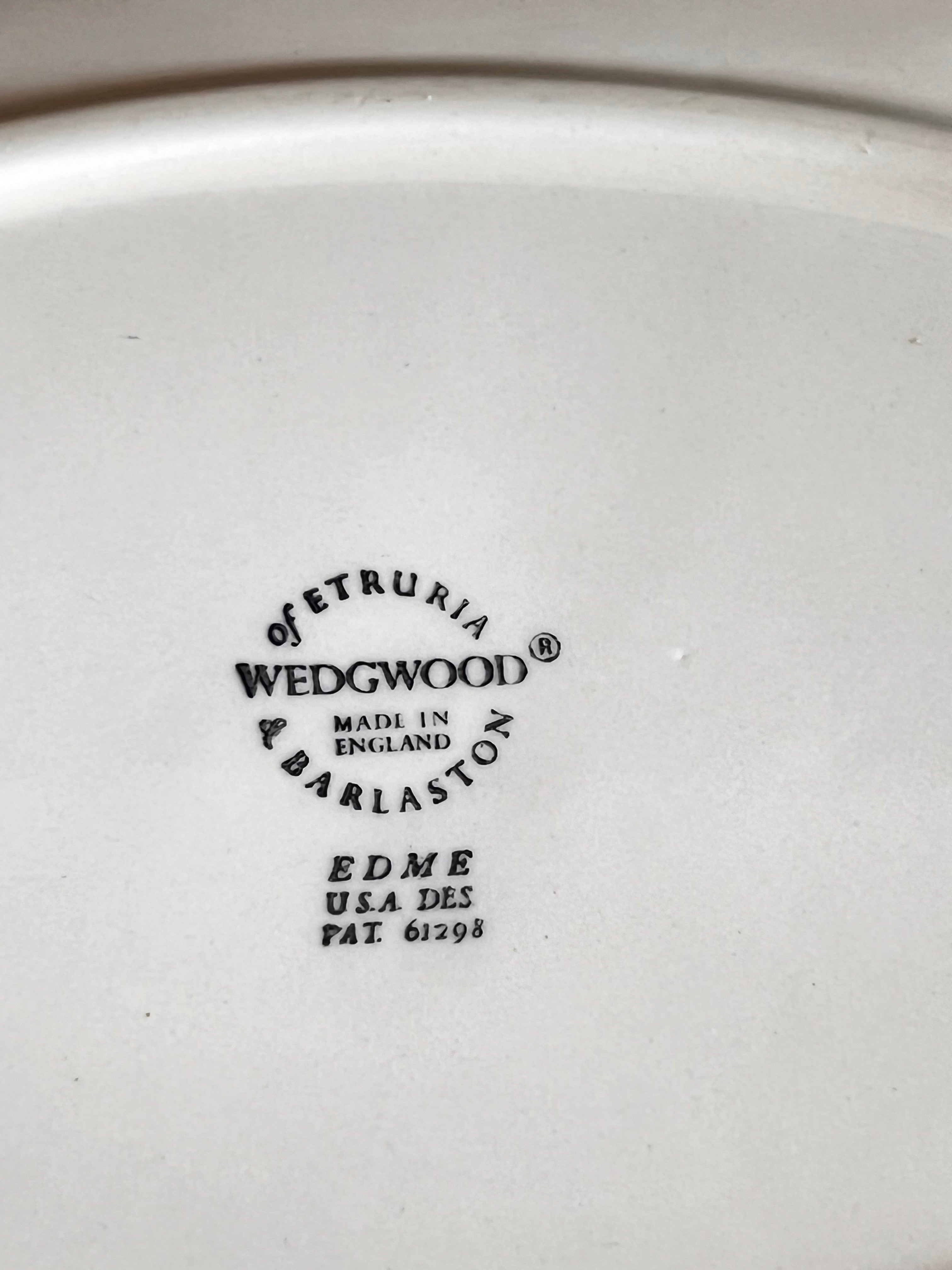 Wedgwood sauskom, Edme sauskom met onderbord, Engels porselein sauskom, klassieke sauskom, Wedgwood servies, sauskom porselein, juskom met onderbord, klassieke Engelse serviesstukken, hoogwaardige sauskom, luxe sauzenset.