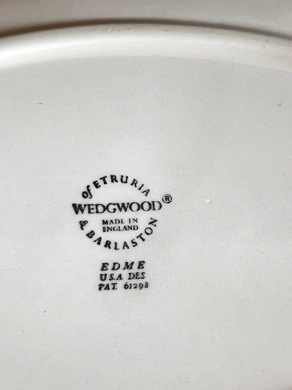 Wedgwood sauskom, Edme sauskom met onderbord, Engels porselein sauskom, klassieke sauskom, Wedgwood servies, sauskom porselein, juskom met onderbord, klassieke Engelse serviesstukken, hoogwaardige sauskom, luxe sauzenset.