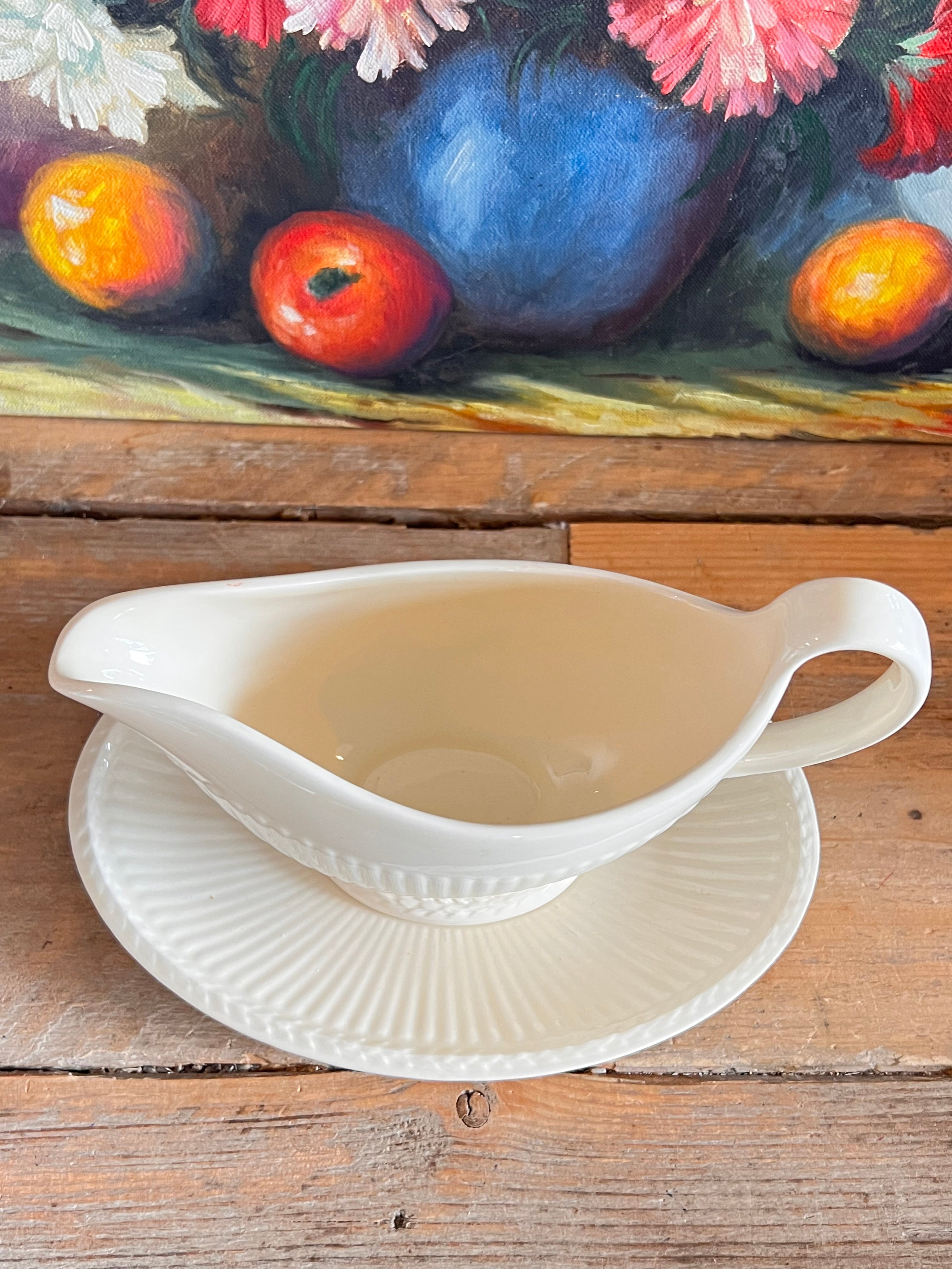 Wedgwood sauskom, Edme sauskom met onderbord, Engels porselein sauskom, klassieke sauskom, Wedgwood servies, sauskom porselein, juskom met onderbord, klassieke Engelse serviesstukken, hoogwaardige sauskom, luxe sauzenset.