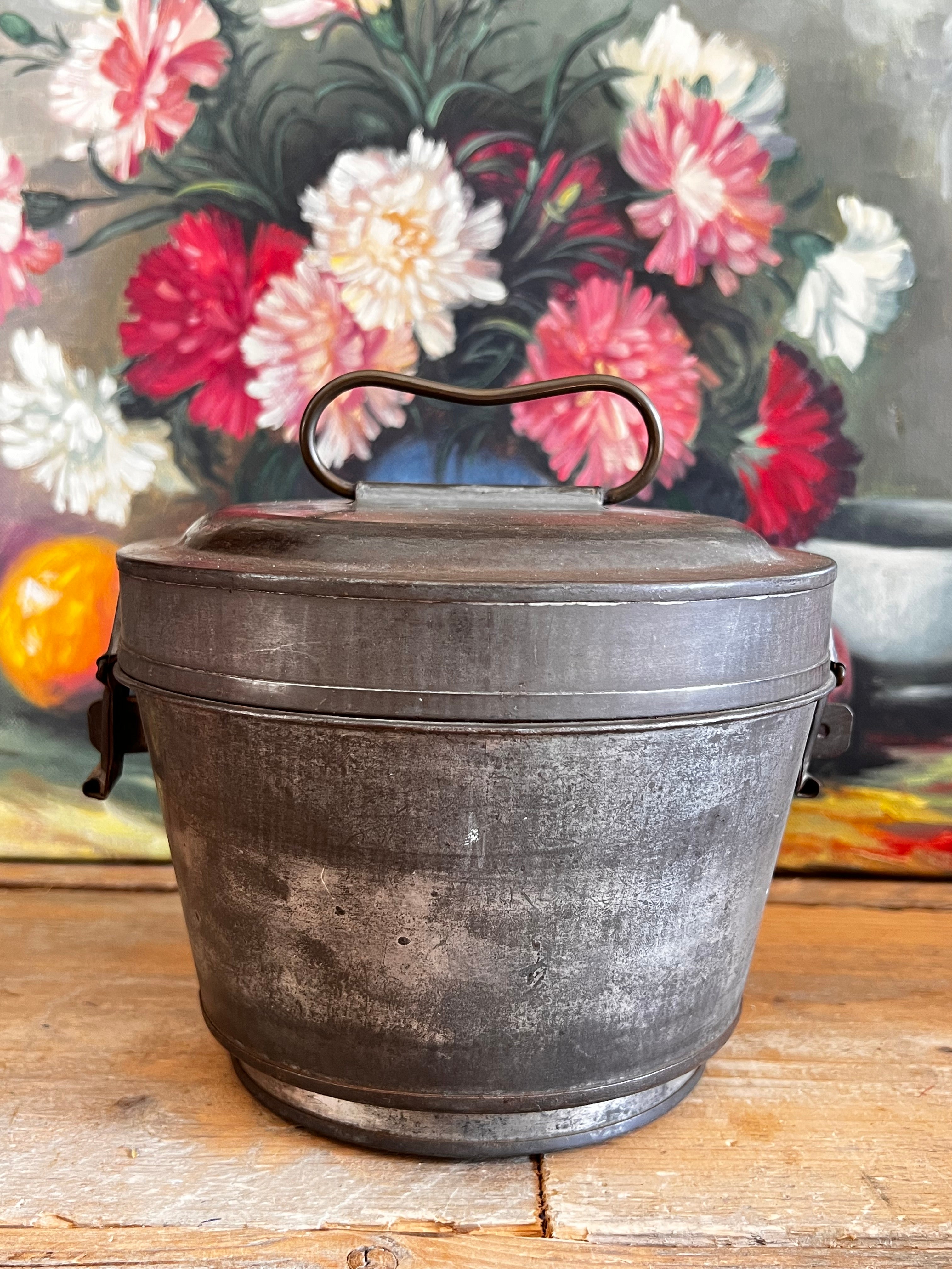 antieke poffert bakvorm, vintage poffertvorm, poffert bakvorm decoratie, oude Nederlandse bakvorm, traditionele poffertvorm, decoratieve keukenaccessoires, nostalgische poffert vorm, poffertvorm oud, decoratieve bakvorm poffert.