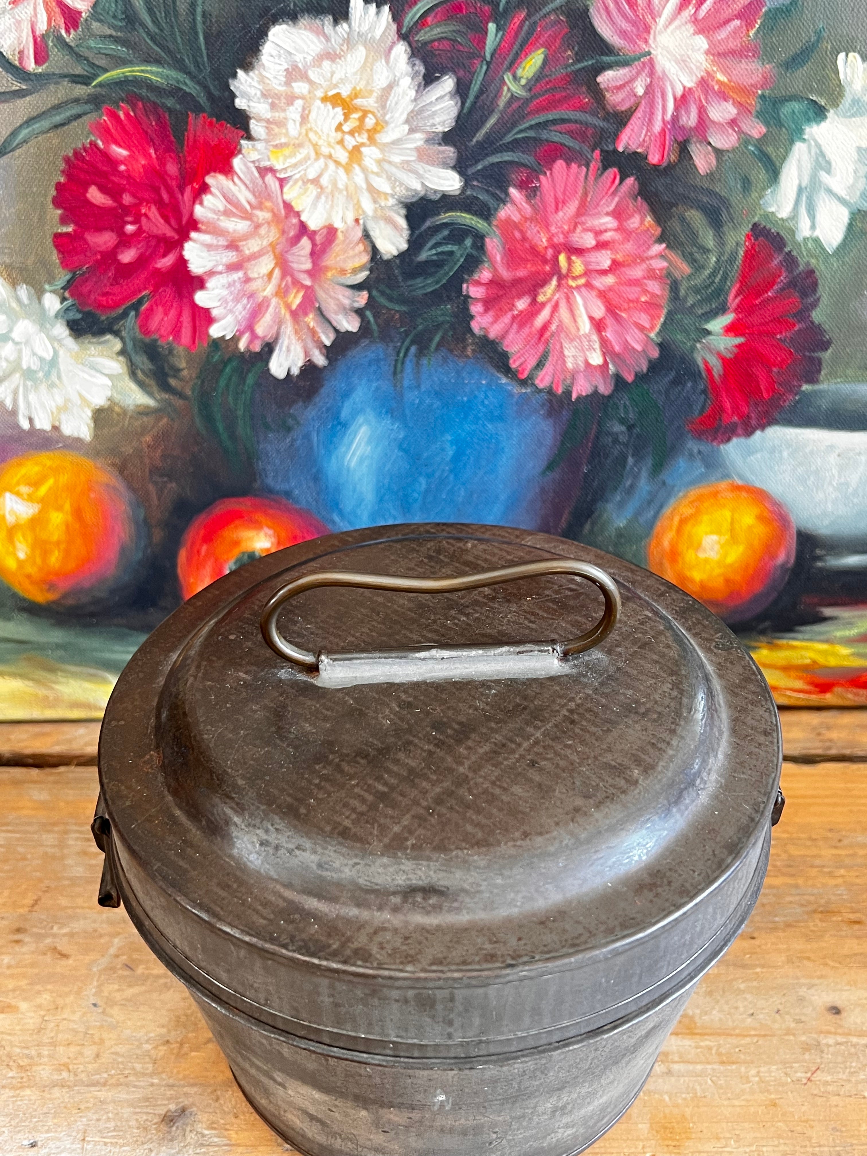 antieke poffert bakvorm, vintage poffertvorm, poffert bakvorm decoratie, oude Nederlandse bakvorm, traditionele poffertvorm, decoratieve keukenaccessoires, nostalgische poffert vorm, poffertvorm oud, decoratieve bakvorm poffert.