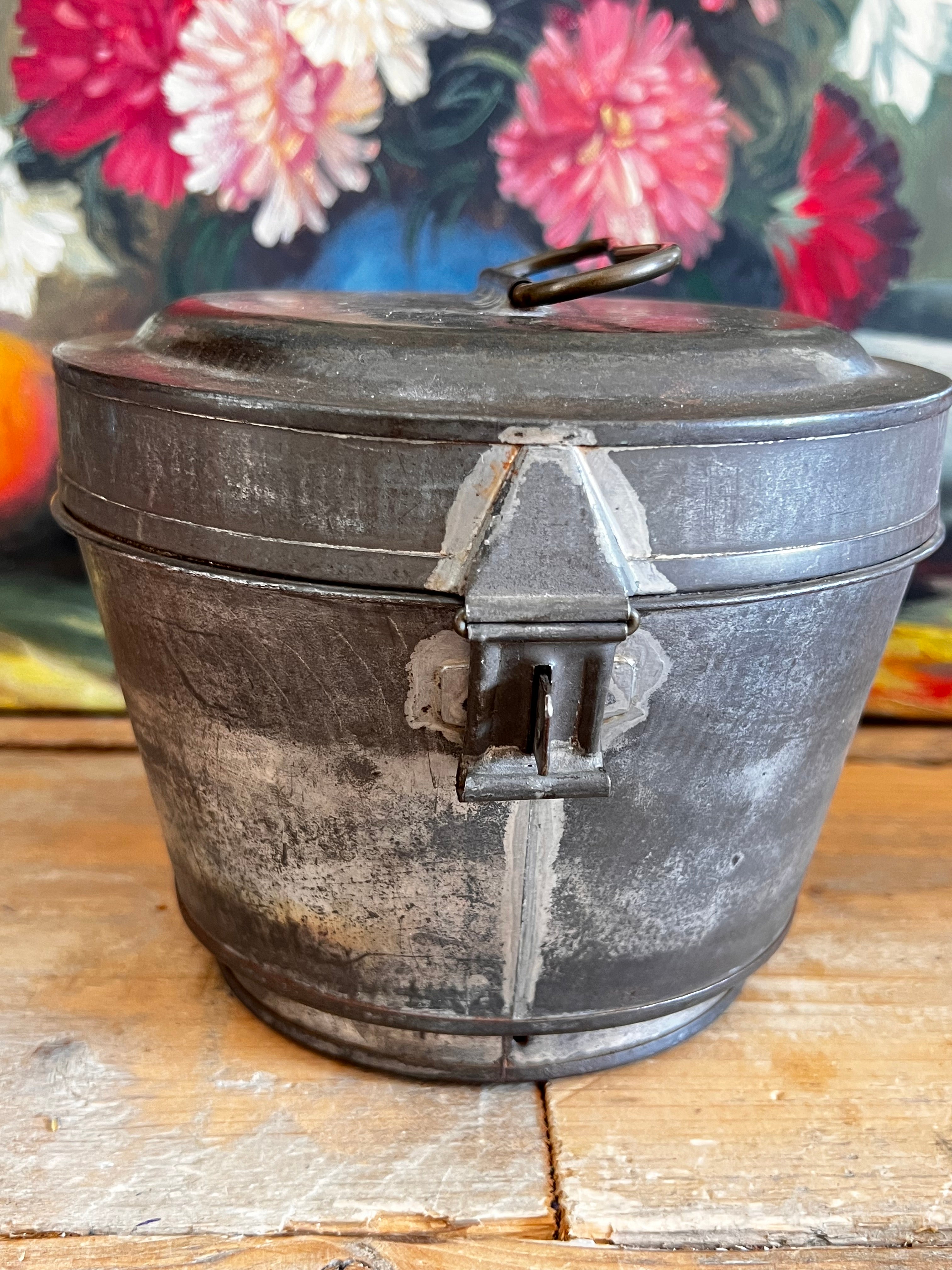 antieke poffert bakvorm, vintage poffertvorm, poffert bakvorm decoratie, oude Nederlandse bakvorm, traditionele poffertvorm, decoratieve keukenaccessoires, nostalgische poffert vorm, poffertvorm oud, decoratieve bakvorm poffert.