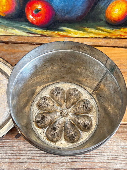 antieke poffert bakvorm, vintage poffertvorm, poffert bakvorm decoratie, oude Nederlandse bakvorm, traditionele poffertvorm, decoratieve keukenaccessoires, nostalgische poffert vorm, poffertvorm oud, decoratieve bakvorm poffert.