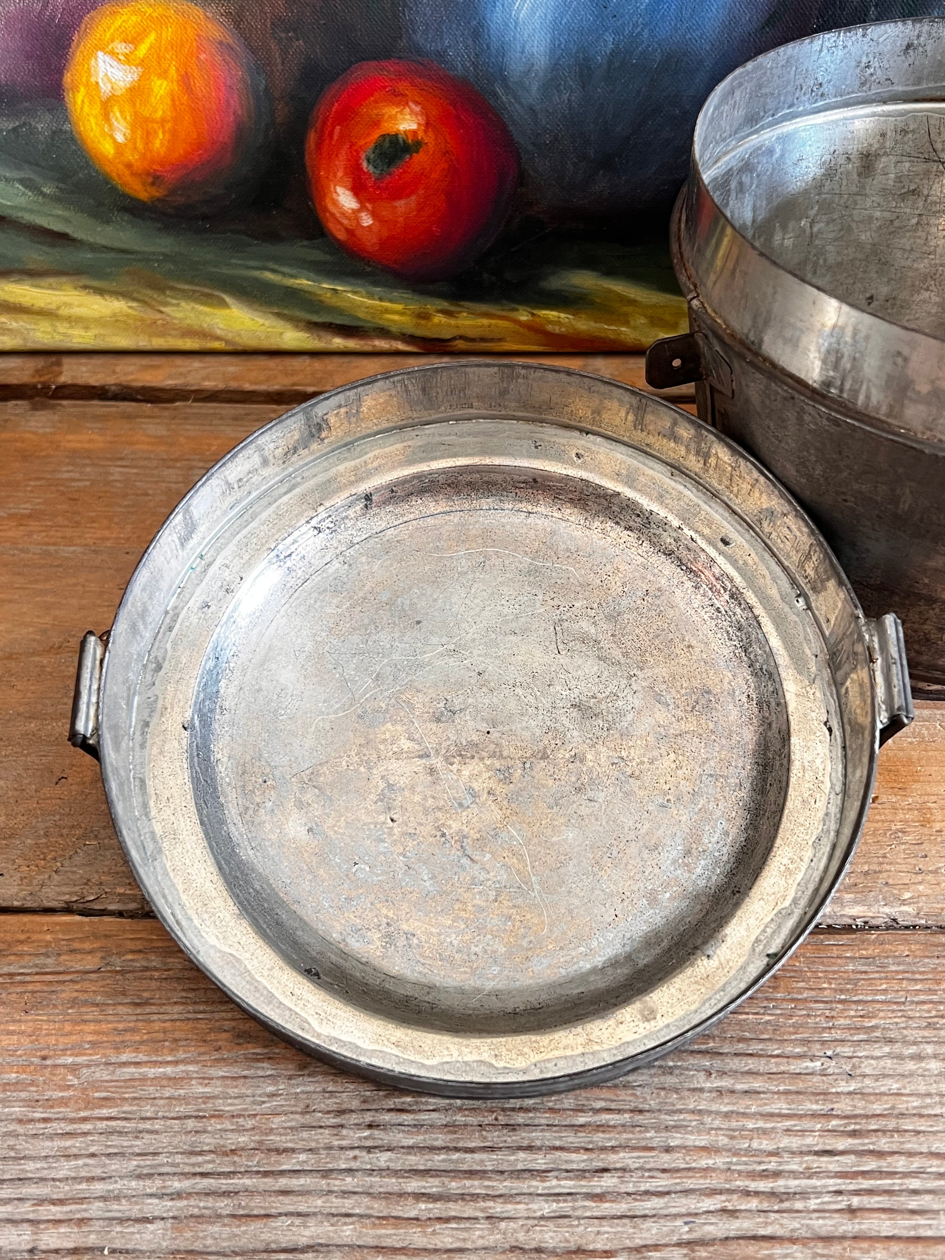 antieke poffert bakvorm, vintage poffertvorm, poffert bakvorm decoratie, oude Nederlandse bakvorm, traditionele poffertvorm, decoratieve keukenaccessoires, nostalgische poffert vorm, poffertvorm oud, decoratieve bakvorm poffert.