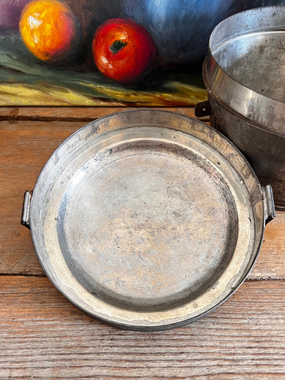 antieke poffert bakvorm, vintage poffertvorm, poffert bakvorm decoratie, oude Nederlandse bakvorm, traditionele poffertvorm, decoratieve keukenaccessoires, nostalgische poffert vorm, poffertvorm oud, decoratieve bakvorm poffert.