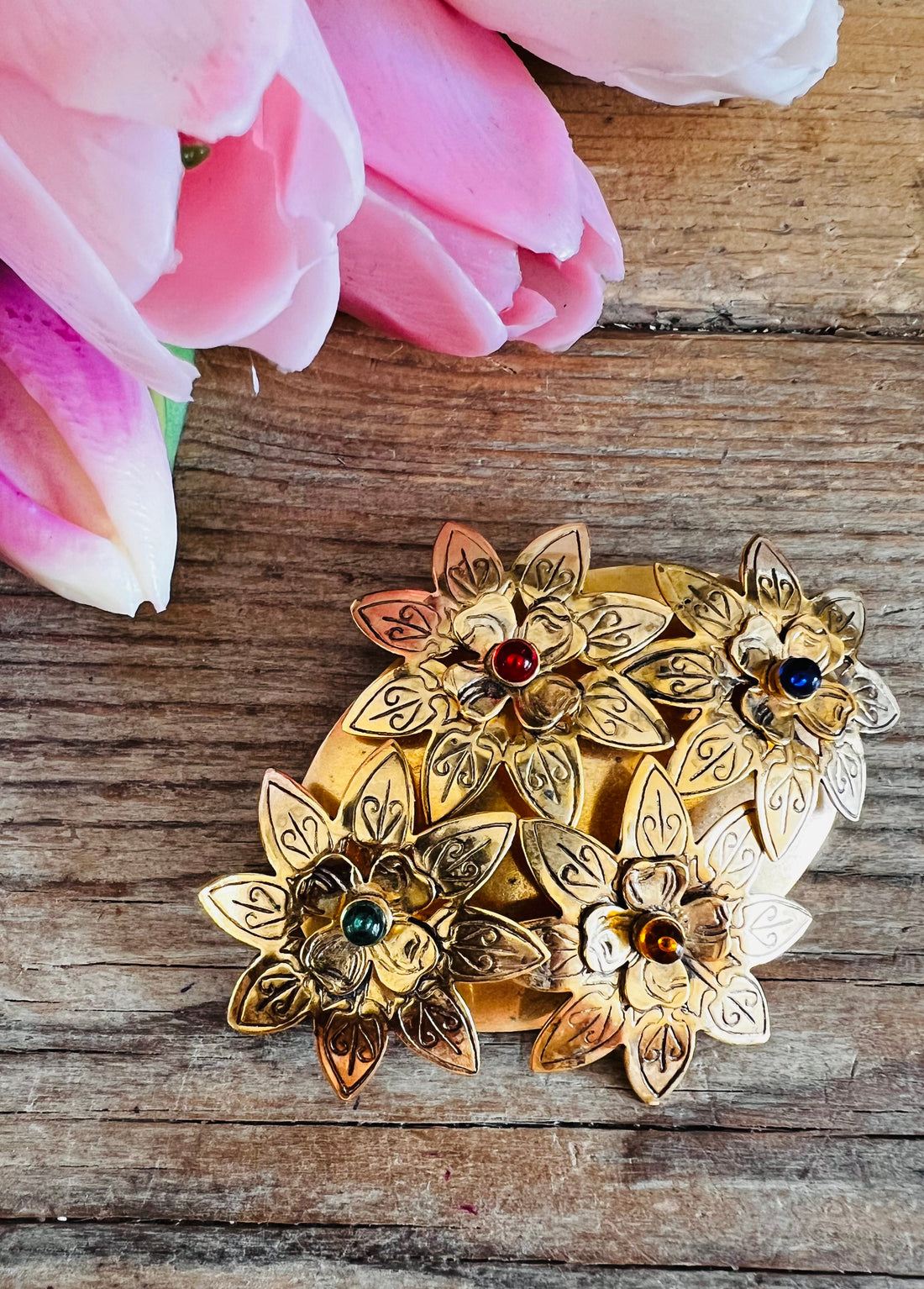 grote vintage broche, goudkleurige broche, bloemen broche jaren 70, retro sieraden, statement broche vintage, jaren 70 accessoires, vintage sieraden bloemen, unieke vintage broche.