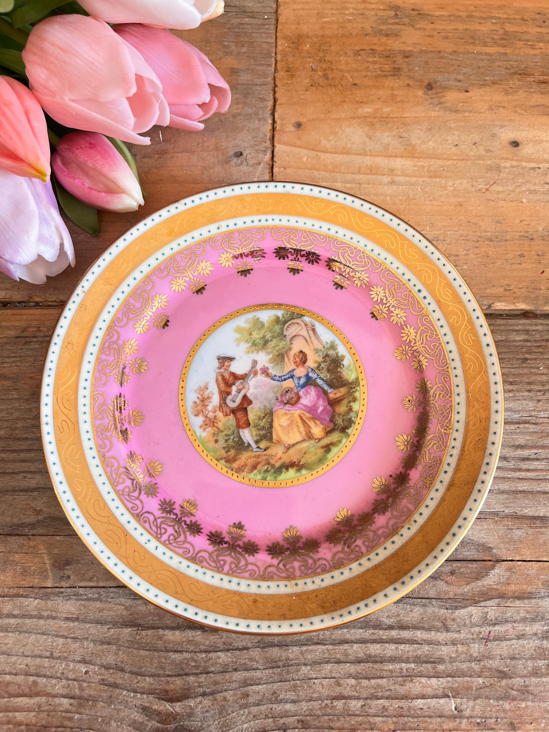 Fragonard bordje, porseleinen bordje roze, decoratief bordje, bordje met goudaccenten, luxe porselein, roze bordje met goud, elegant servies, Fragonard porselein, chique woonaccessoires.