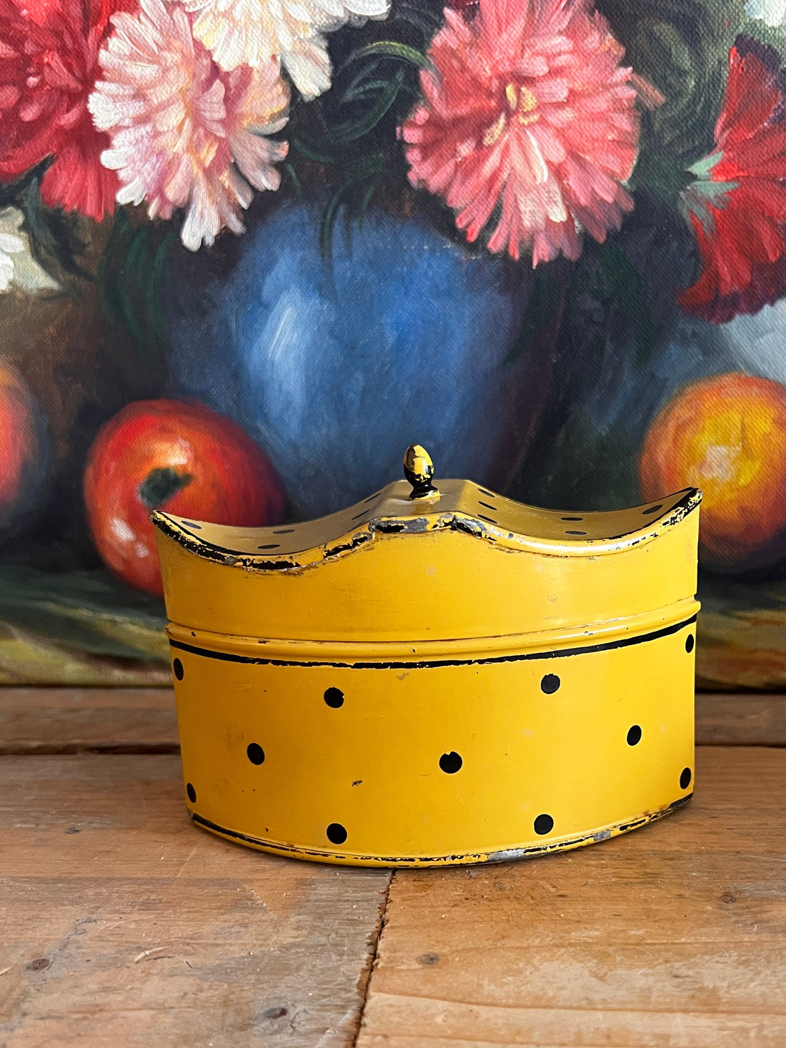 e theeblikje, theeblikje met zwarte stippen, uniek theeblikje, apart theeblikje, theeblikje vintage stijl, theeblikje decoratie, theeblikje met print, originele theeblikjes, vintage keukenaccessoires.