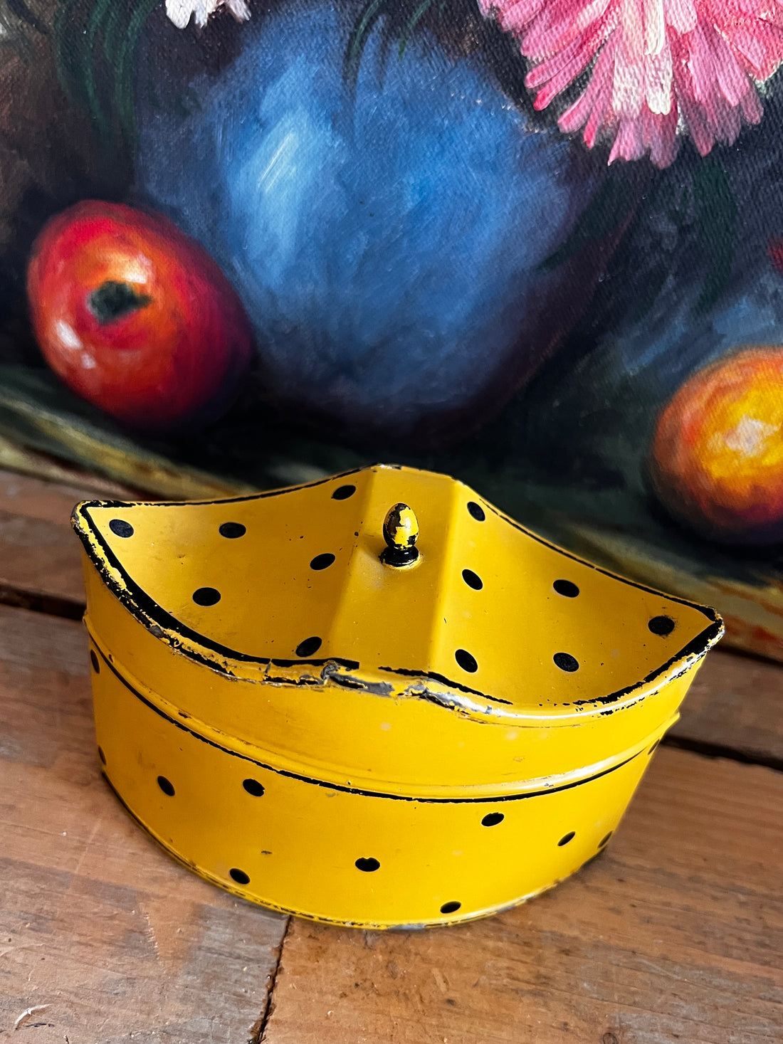 e theeblikje, theeblikje met zwarte stippen, uniek theeblikje, apart theeblikje, theeblikje vintage stijl, theeblikje decoratie, theeblikje met print, originele theeblikjes, vintage keukenaccessoires.
