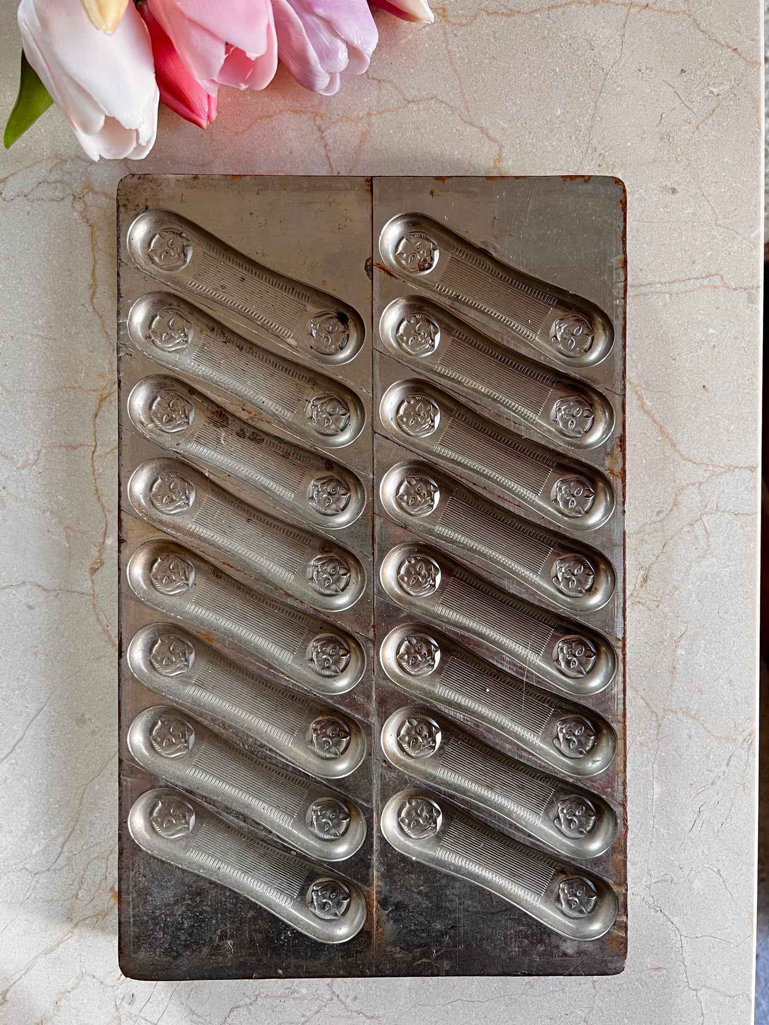 vintage chocoladevorm, kattentongen maken, tin legering chocoladevorm, antieke bakvorm, chocolade mal, verzamelobject keukengerei, Langues de Chat vorm, uniek bakvorm vintage.