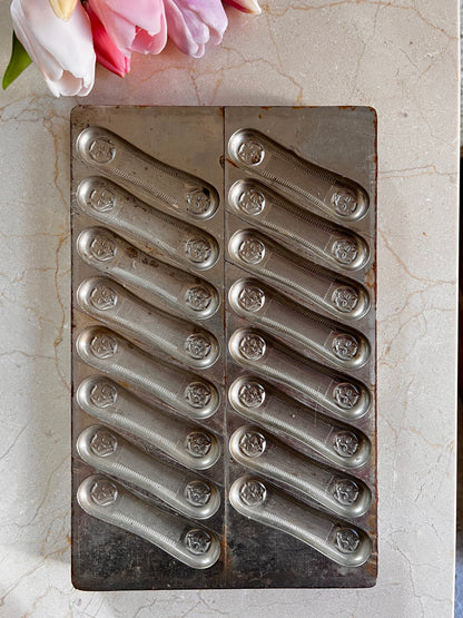 vintage chocoladevorm, kattentongen maken, tin legering chocoladevorm, antieke bakvorm, chocolade mal, verzamelobject keukengerei, Langues de Chat vorm, uniek bakvorm vintage.