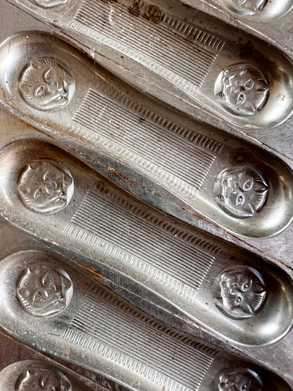 vintage chocoladevorm, kattentongen maken, tin legering chocoladevorm, antieke bakvorm, chocolade mal, verzamelobject keukengerei, Langues de Chat vorm, uniek bakvorm vintage.