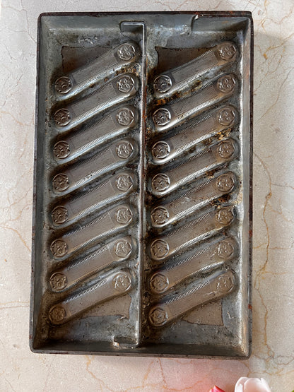 vintage chocoladevorm, kattentongen maken, tin legering chocoladevorm, antieke bakvorm, chocolade mal, verzamelobject keukengerei, Langues de Chat vorm, uniek bakvorm vintage.