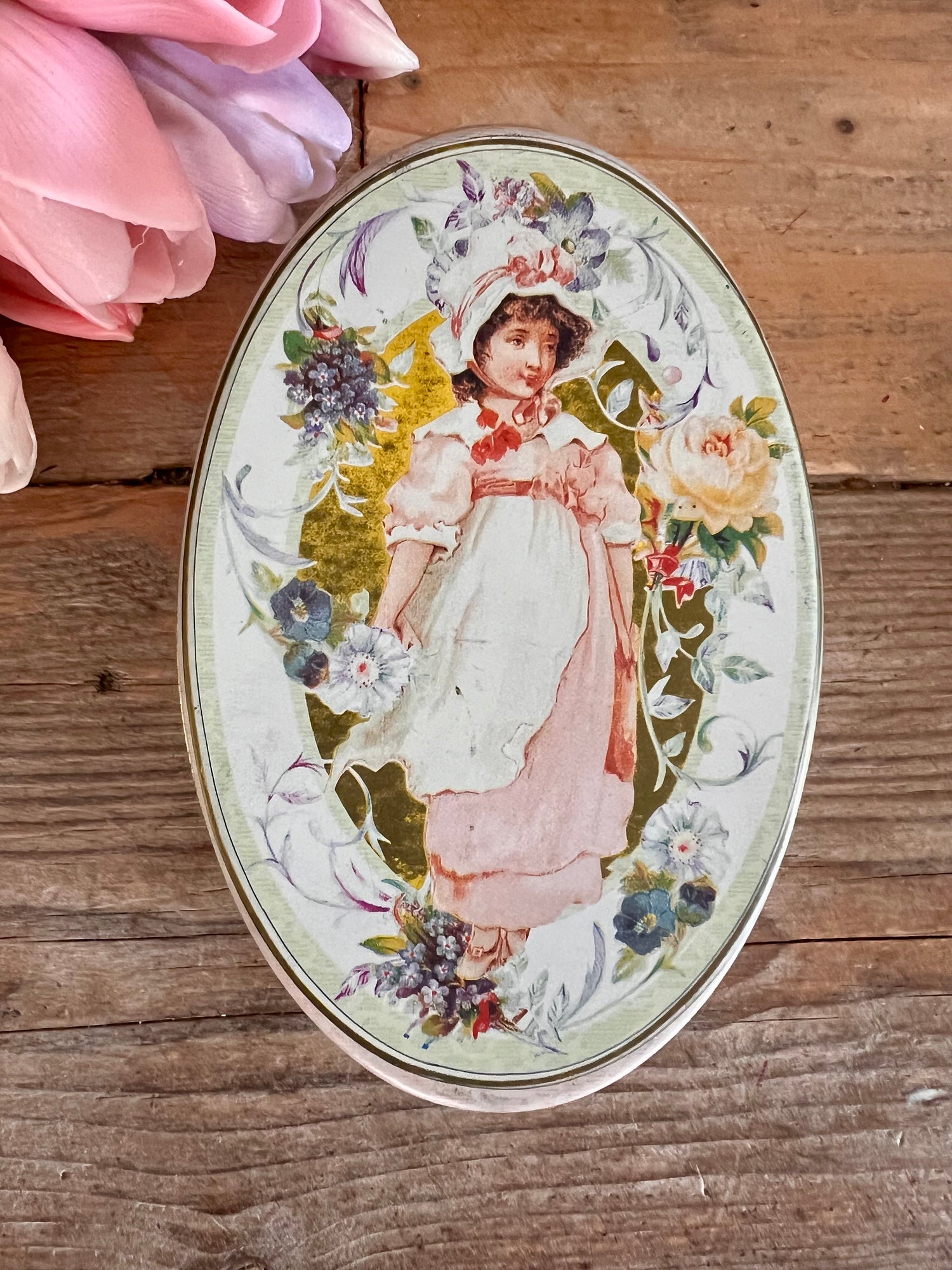 nostalgisch blikje, vintage blikje, tweedehands blikje, meisjesillustratie blikje, pastelkleuren blikje, retro decoratie, collectorsitem blikje, vintage opbergblikje