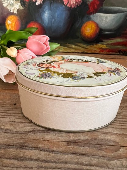 nostalgisch blikje, vintage blikje, tweedehands blikje, meisjesillustratie blikje, pastelkleuren blikje, retro decoratie, collectorsitem blikje, vintage opbergblikje