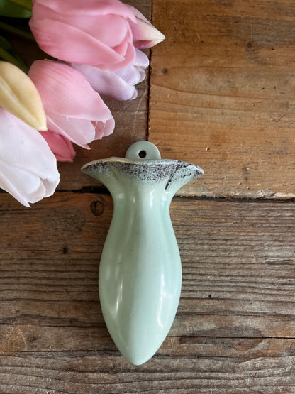 West-Germany muurvaasje, vintage muurvaasje, keramiek wandvaas, mintgroen vaasje, West-Duits keramiek, wandvaas retro, keramisch muurvaasje, vintage keramiek vaas, mintgroene muurdecoratie, West-Germany wanddecoratie.