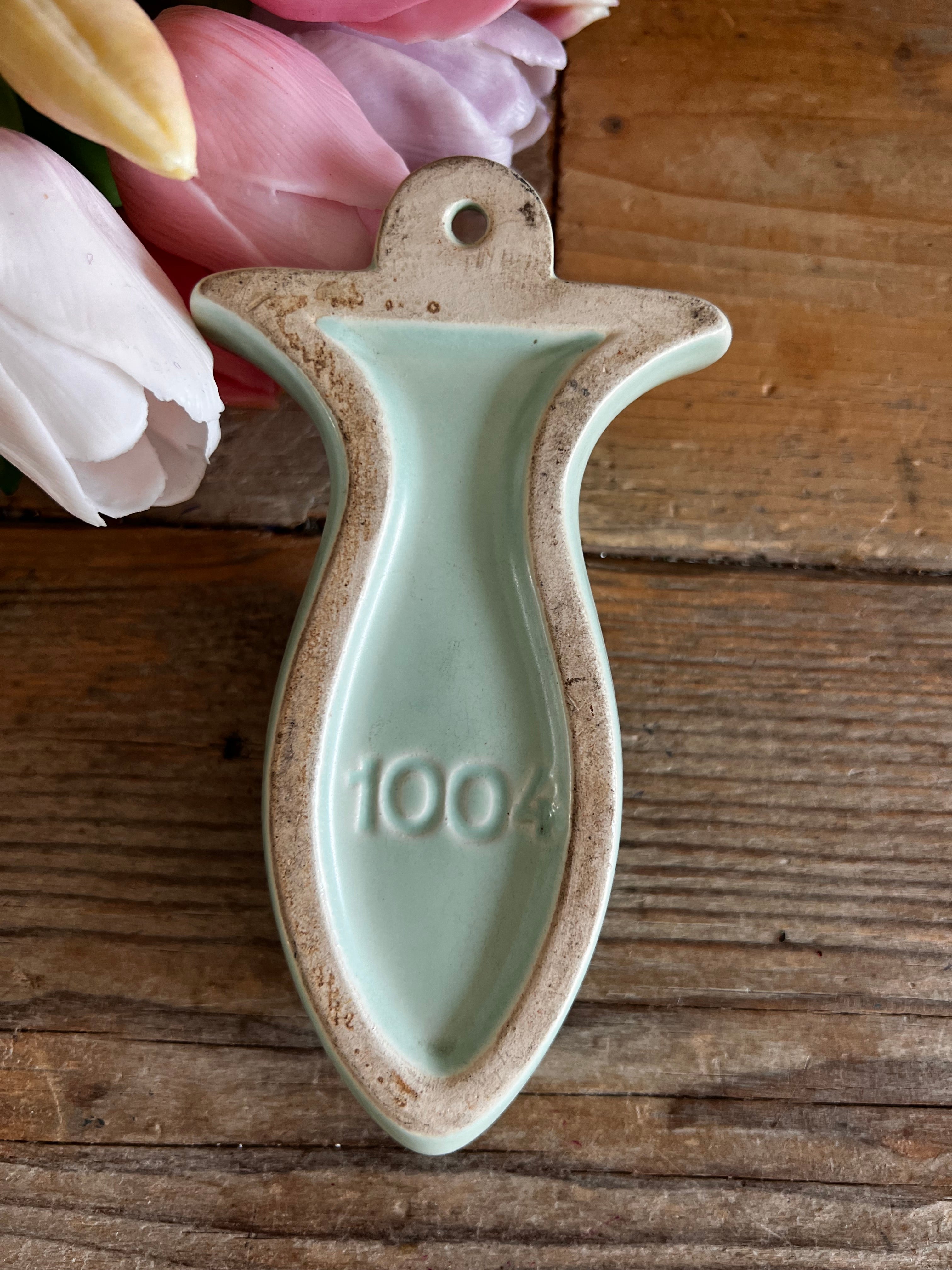 West-Germany muurvaasje, vintage muurvaasje, keramiek wandvaas, mintgroen vaasje, West-Duits keramiek, wandvaas retro, keramisch muurvaasje, vintage keramiek vaas, mintgroene muurdecoratie, West-Germany wanddecoratie.