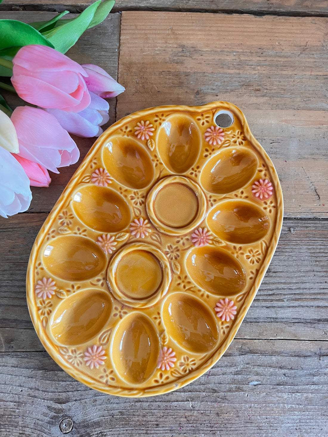 vintage eierbord, eierbord keramiek, mosterdgeel eierbord, retro servies, vintage keramiek bord, mosterdgele ontbijtborden, uniek eierbord, keramiek vintage servies, retro eierbord mosterdgeel