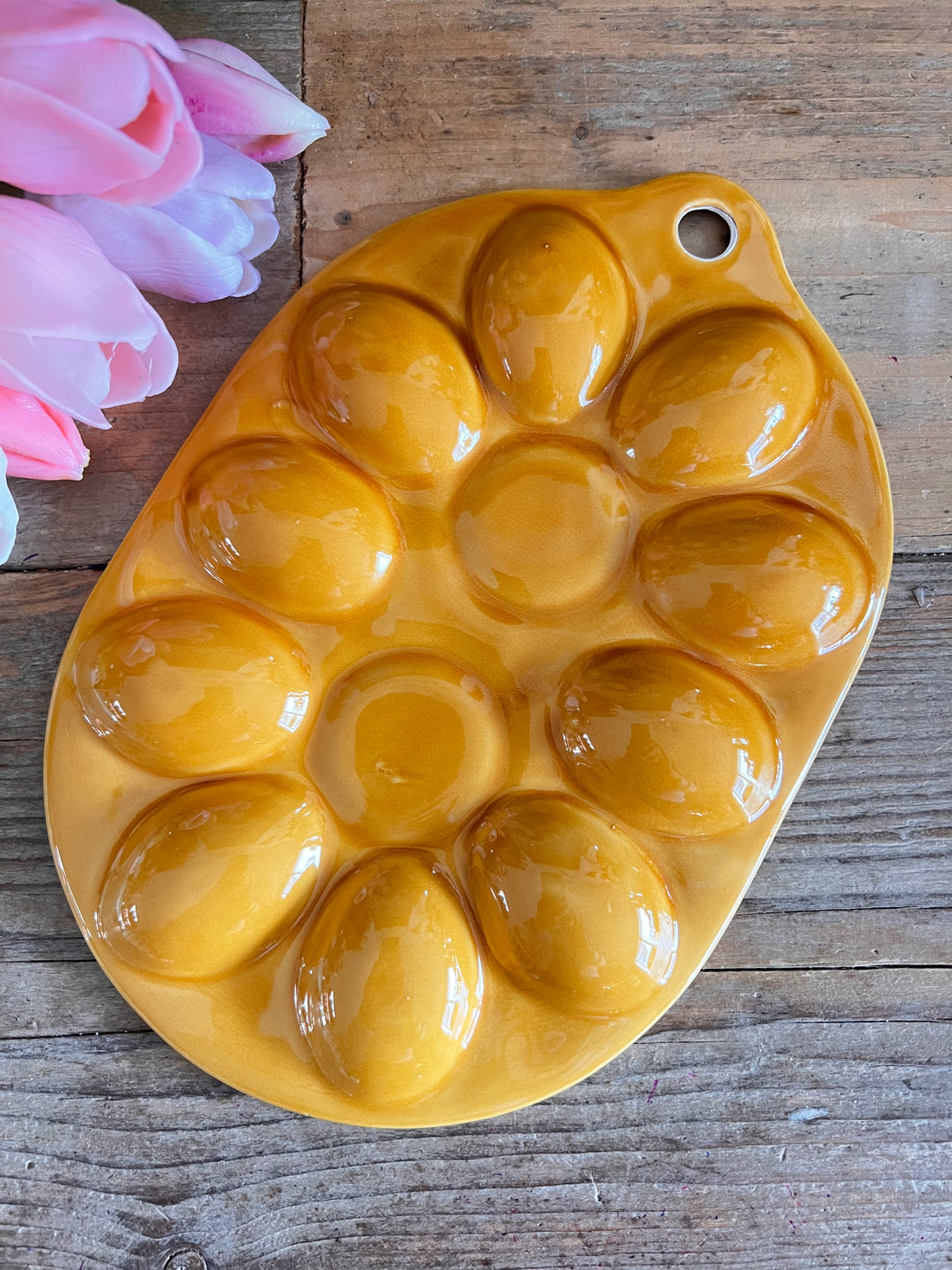 vintage eierbord, eierbord keramiek, mosterdgeel eierbord, retro servies, vintage keramiek bord, mosterdgele ontbijtborden, uniek eierbord, keramiek vintage servies, retro eierbord mosterdgeel