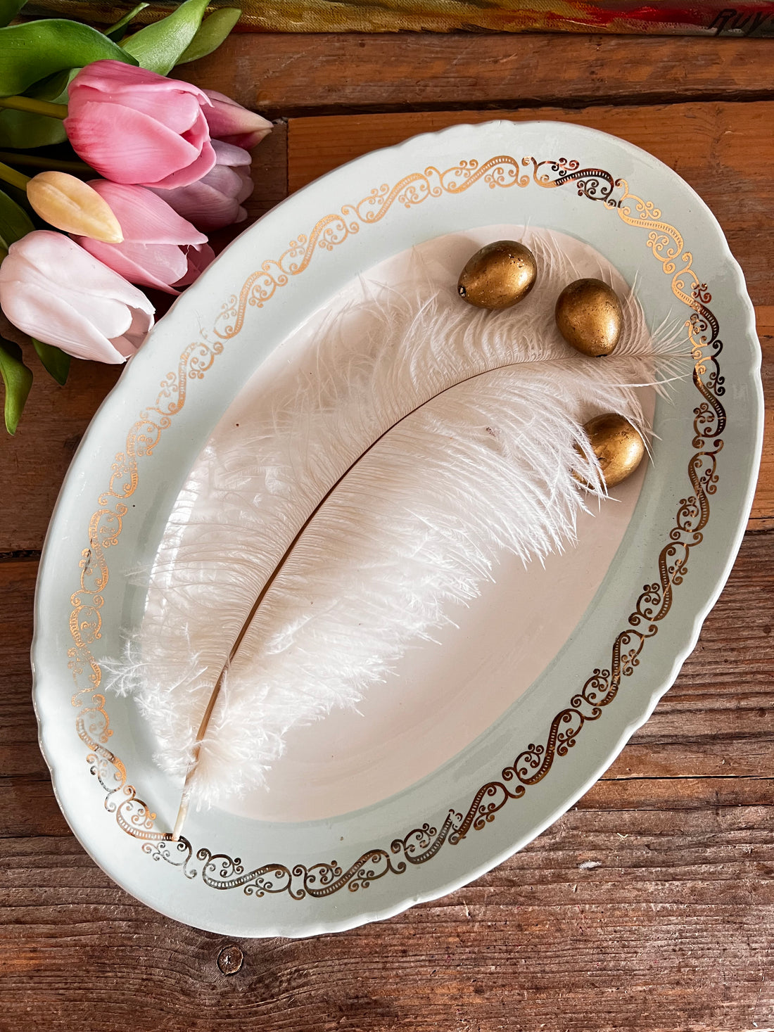 &amp;nbsp;Franse serveerschaal, brocante schaal, zeegroene rand, goudkleurige accenten, serveerschaal, vintage serveerschaal, Franse brocante, decoratieve serveerschaal.