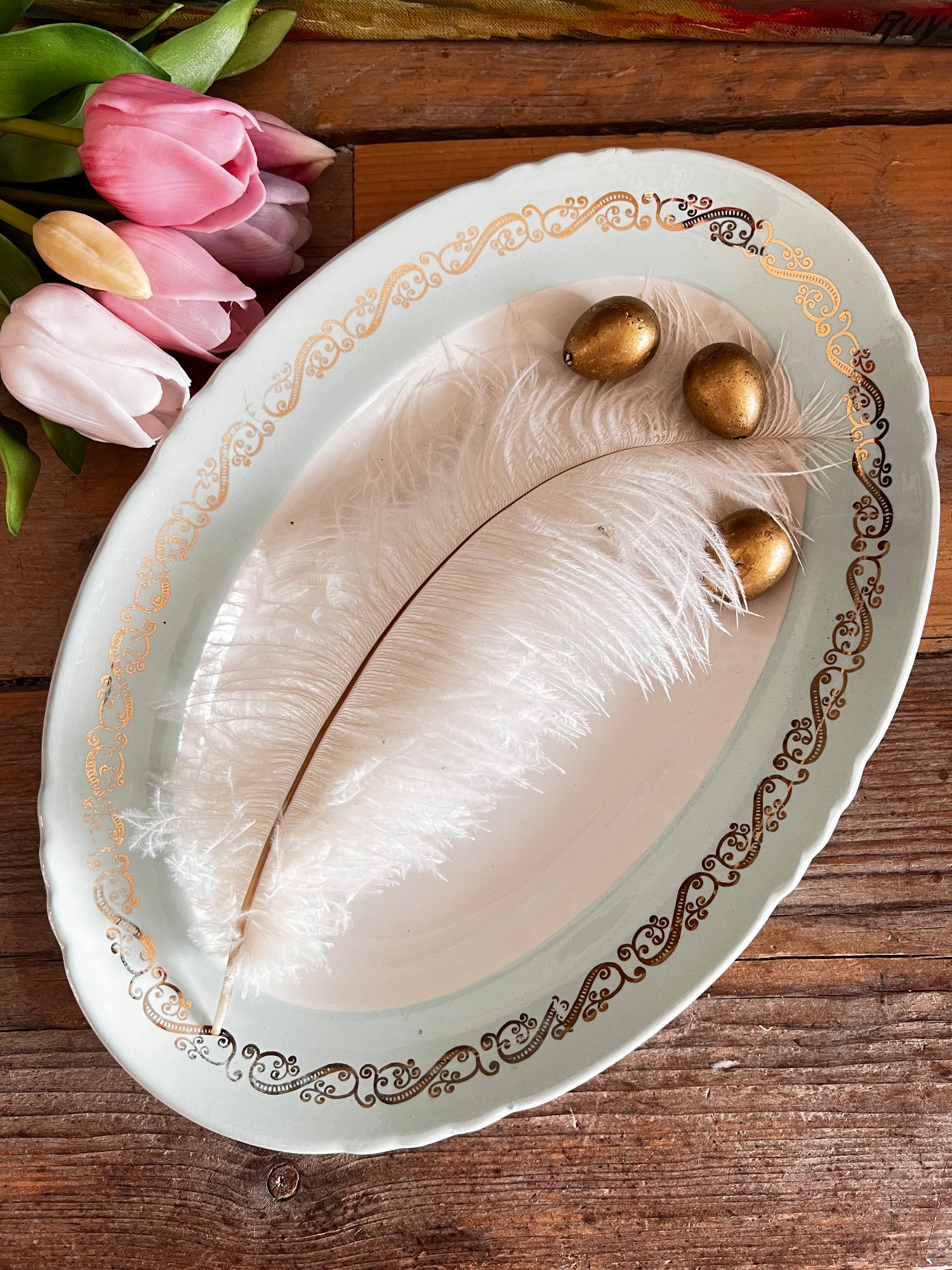 &amp;nbsp;Franse serveerschaal, brocante schaal, zeegroene rand, goudkleurige accenten, serveerschaal, vintage serveerschaal, Franse brocante, decoratieve serveerschaal.