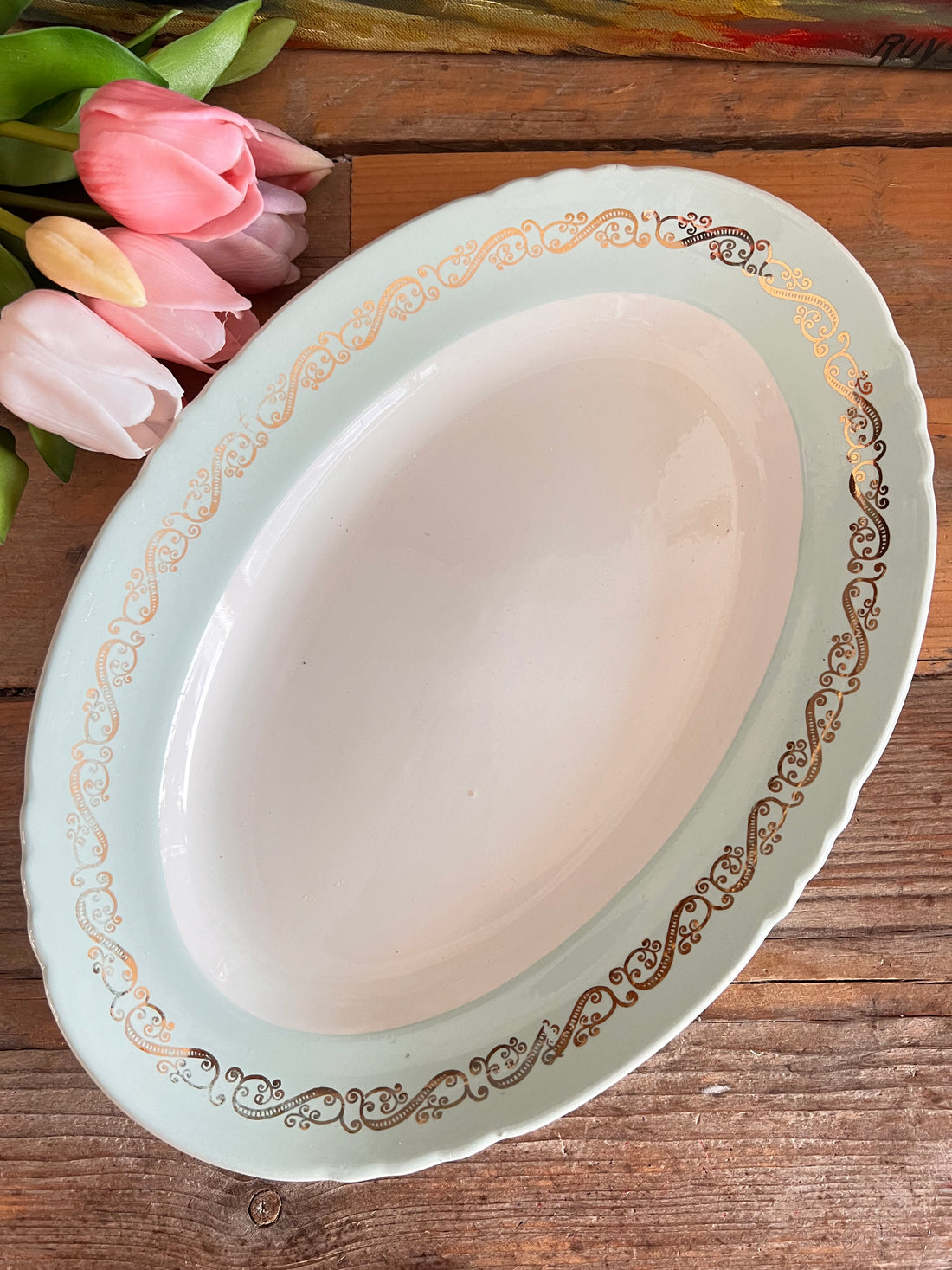 &amp;nbsp;Franse serveerschaal, brocante schaal, zeegroene rand, goudkleurige accenten, serveerschaal, vintage serveerschaal, Franse brocante, decoratieve serveerschaal.