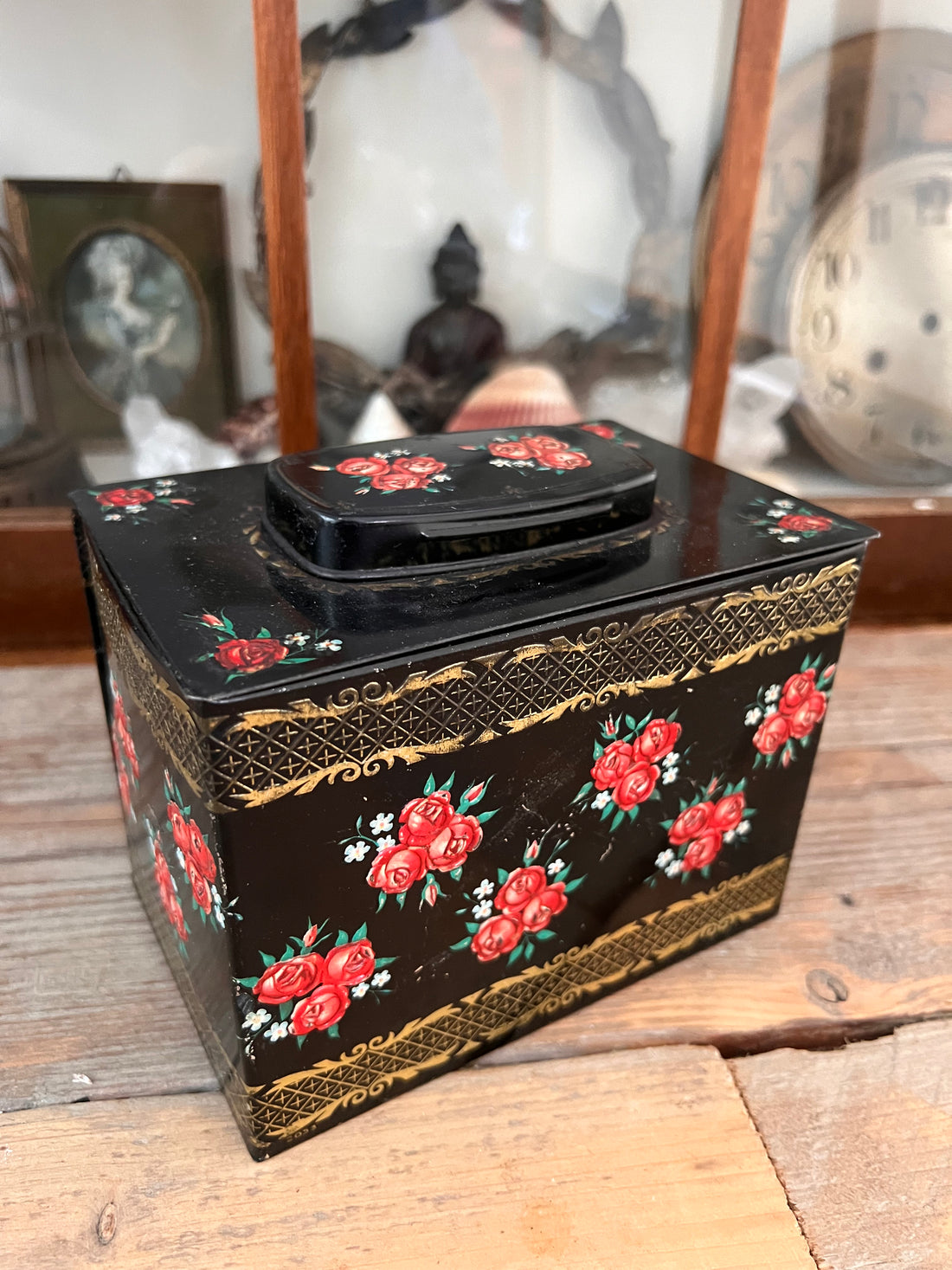 Black tin with roses