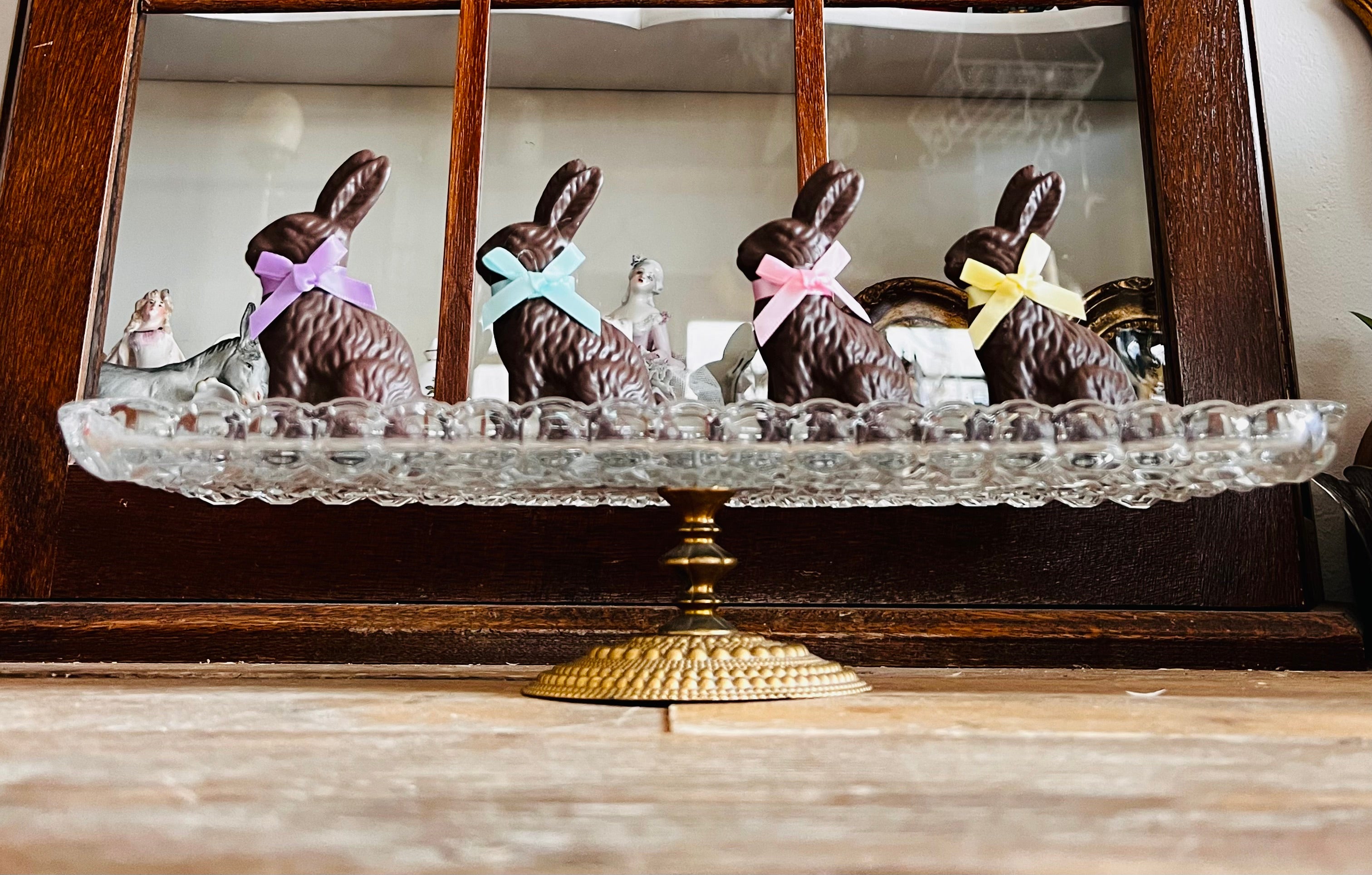 kristallen cakeschaal, vintage cakeschaal, cakeschaal goudkleurig, elegant cakeschaal, luxe taart schaal, vintage servies, gouden cakeschaal, kristallen taartplateau, cakeschaal voor gebak, bijzondere cakeschaal.