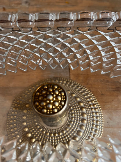 kristallen cakeschaal, vintage cakeschaal, cakeschaal goudkleurig, elegant cakeschaal, luxe taart schaal, vintage servies, gouden cakeschaal, kristallen taartplateau, cakeschaal voor gebak, bijzondere cakeschaal.