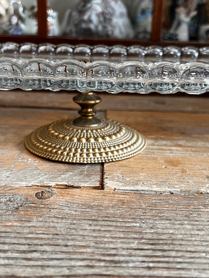 kristallen cakeschaal, vintage cakeschaal, cakeschaal goudkleurig, elegant cakeschaal, luxe taart schaal, vintage servies, gouden cakeschaal, kristallen taartplateau, cakeschaal voor gebak, bijzondere cakeschaal.