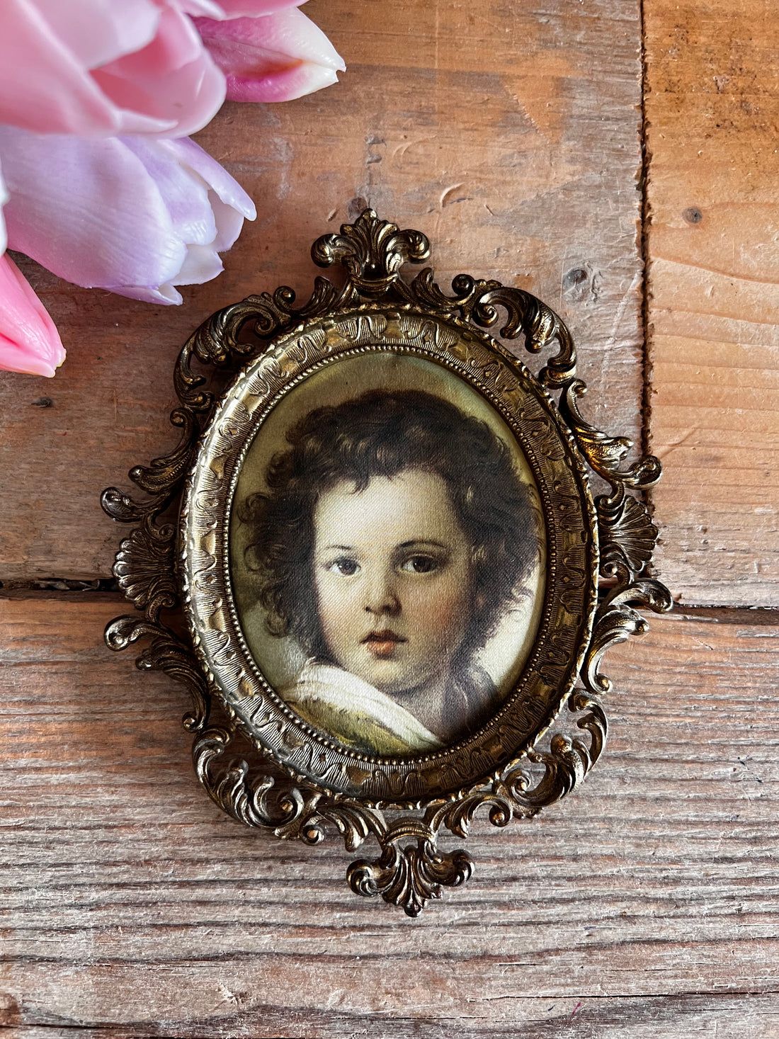 barok lijstje, vintage lijst met afbeelding, satijnen afdruk, brocante decoratie, Franse vintage vondst, antiek lijstje, nostalgische woondecoratie, brocante accessoires, unieke vintage items.