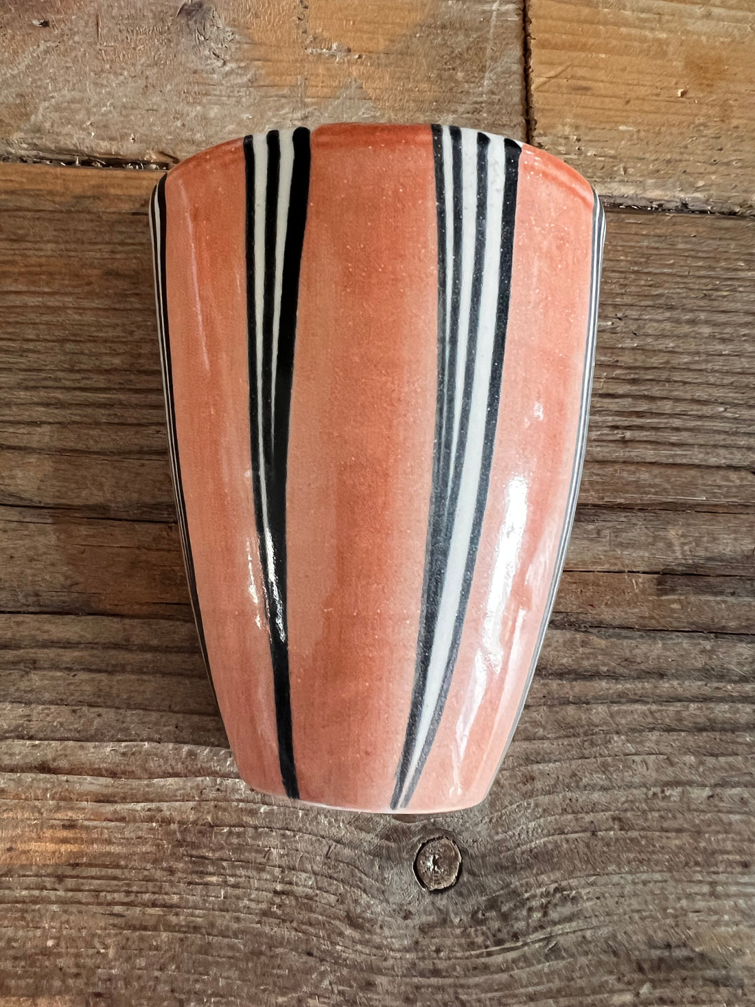 retro muurvaasje, brocante muurdecoratie, zalmroze vaasje, gestreept vaasje, vintage woonaccessoires, nostalgische muurdecoratie, brocante interieur, sfeervol muurvaasje, retro woondecoratie.