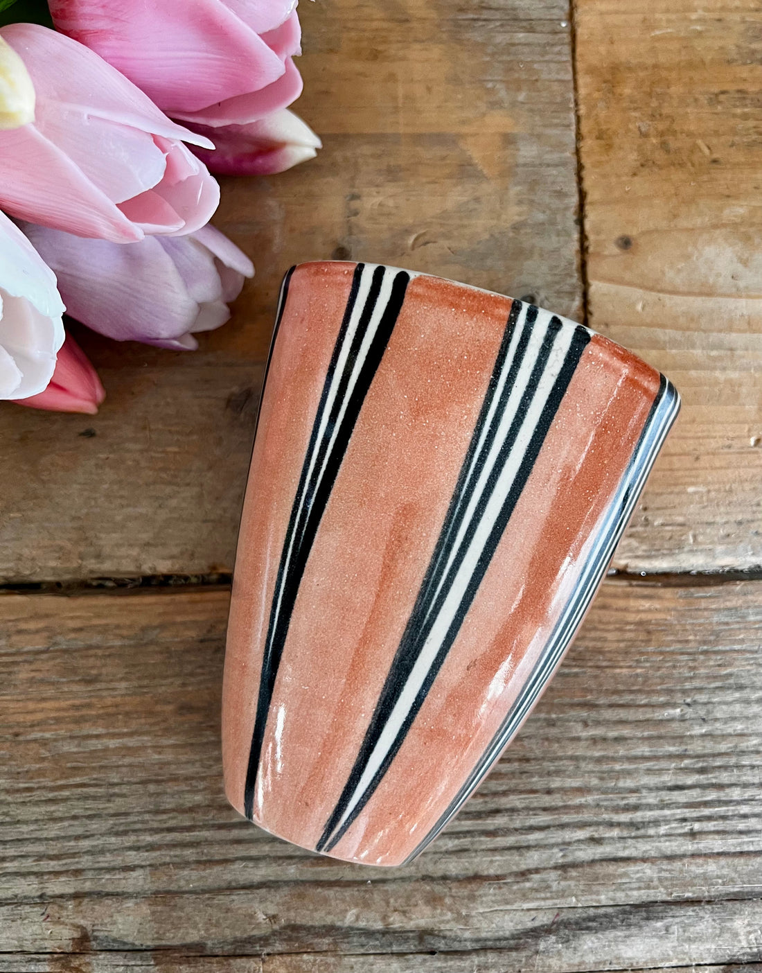 retro muurvaasje, brocante muurdecoratie, zalmroze vaasje, gestreept vaasje, vintage woonaccessoires, nostalgische muurdecoratie, brocante interieur, sfeervol muurvaasje, retro woondecoratie.