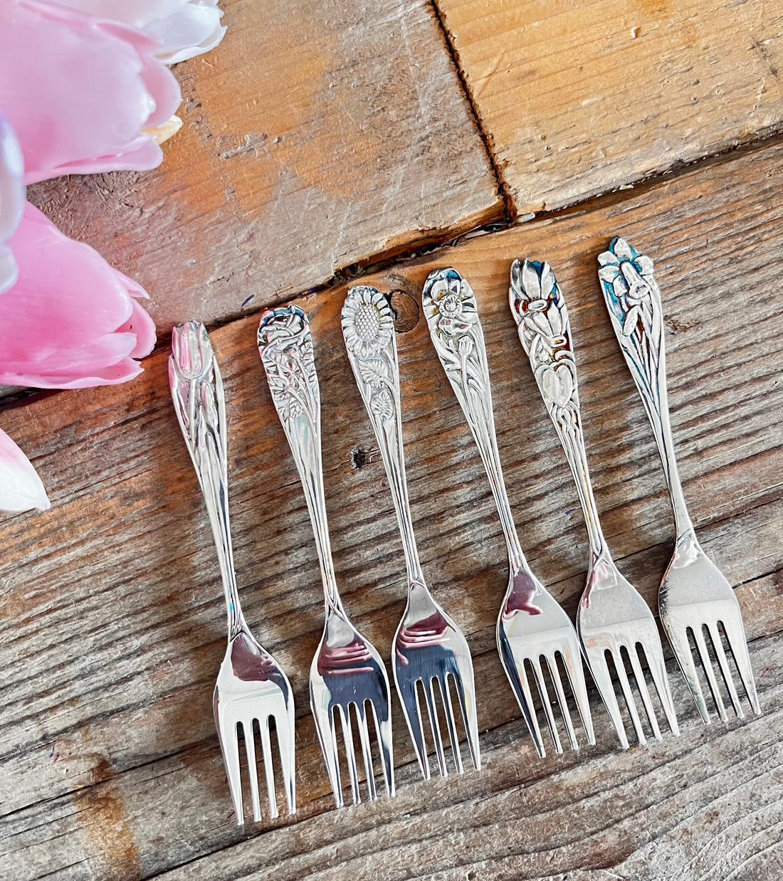 verzilverde taartvorkjes, taartvorkjes set, Gero bestek, vintage taartvorkjes, brocante bestek, taartvorkjes met bloemen, lentebloeiers bestek, retro bestek verzilverd, tafeldecoratie vintage, luxe taartvorkjes