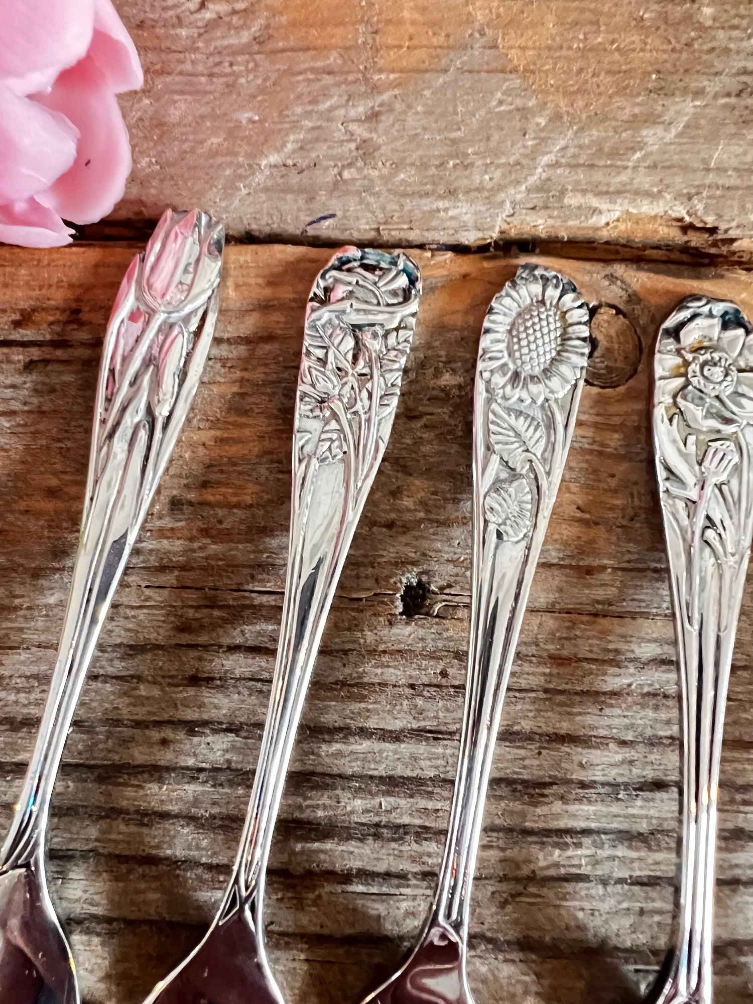 verzilverde taartvorkjes, taartvorkjes set, Gero bestek, vintage taartvorkjes, brocante bestek, taartvorkjes met bloemen, lentebloeiers bestek, retro bestek verzilverd, tafeldecoratie vintage, luxe taartvorkjes