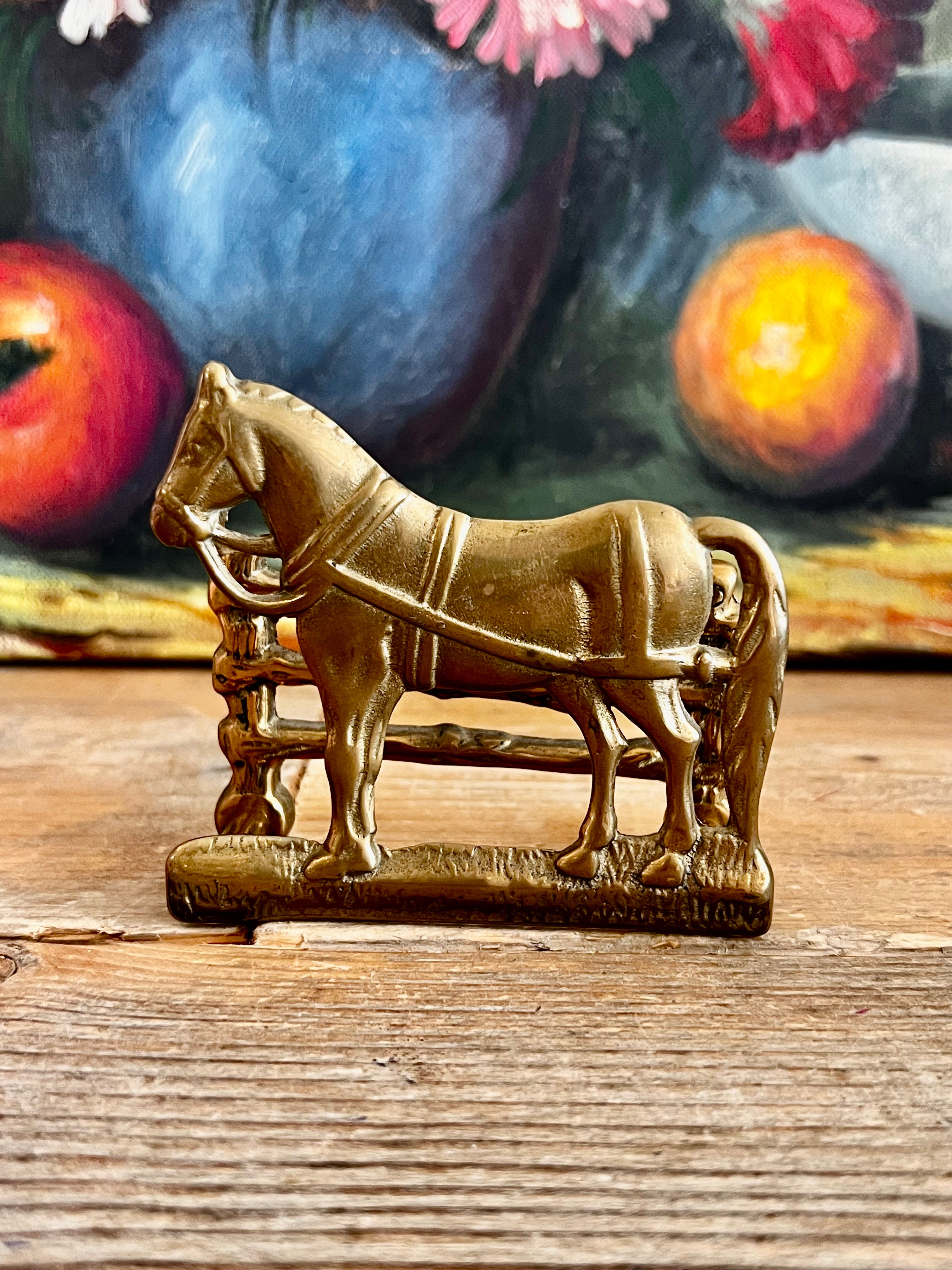 
brievenhouder messing, vintage brievenhouder, brievenhouder jaren 60, brocante brievenhouder, retro brievenhouder, paard decoratie, brocante woonaccessoires, vintage woondecoratie, Sofia’s Brocante stijl, messing brievenhouder paard