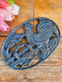 gietijzeren pannenonderzetter, pannenonderzetter haan, pannenonderzetter gietijzer, landelijke pannenonderzetter, brocante pannenonderzetter, haan decoratie, kookaccessoires gietijzer, vintage pannenonderzetter, rustieke keukenaccessoires, haan pannenonderzetter