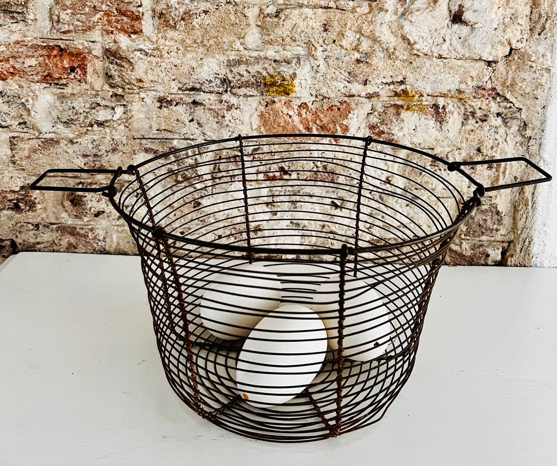 Frans draadmandje eieren, decoratief eiermandje, brocante eiermand, landelijke keukenaccessoires, eiermand met hengsels, rustiek draadmandje, Franse vintage keuken, eiermand farmhouse style, decoratie keuken brocante.