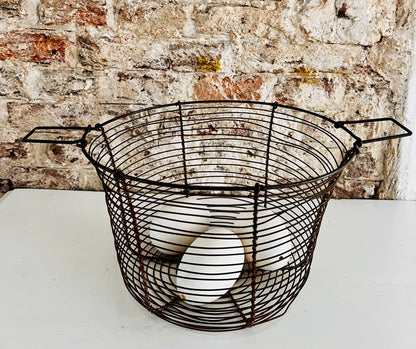 Frans draadmandje eieren, decoratief eiermandje, brocante eiermand, landelijke keukenaccessoires, eiermand met hengsels, rustiek draadmandje, Franse vintage keuken, eiermand farmhouse style, decoratie keuken brocante.