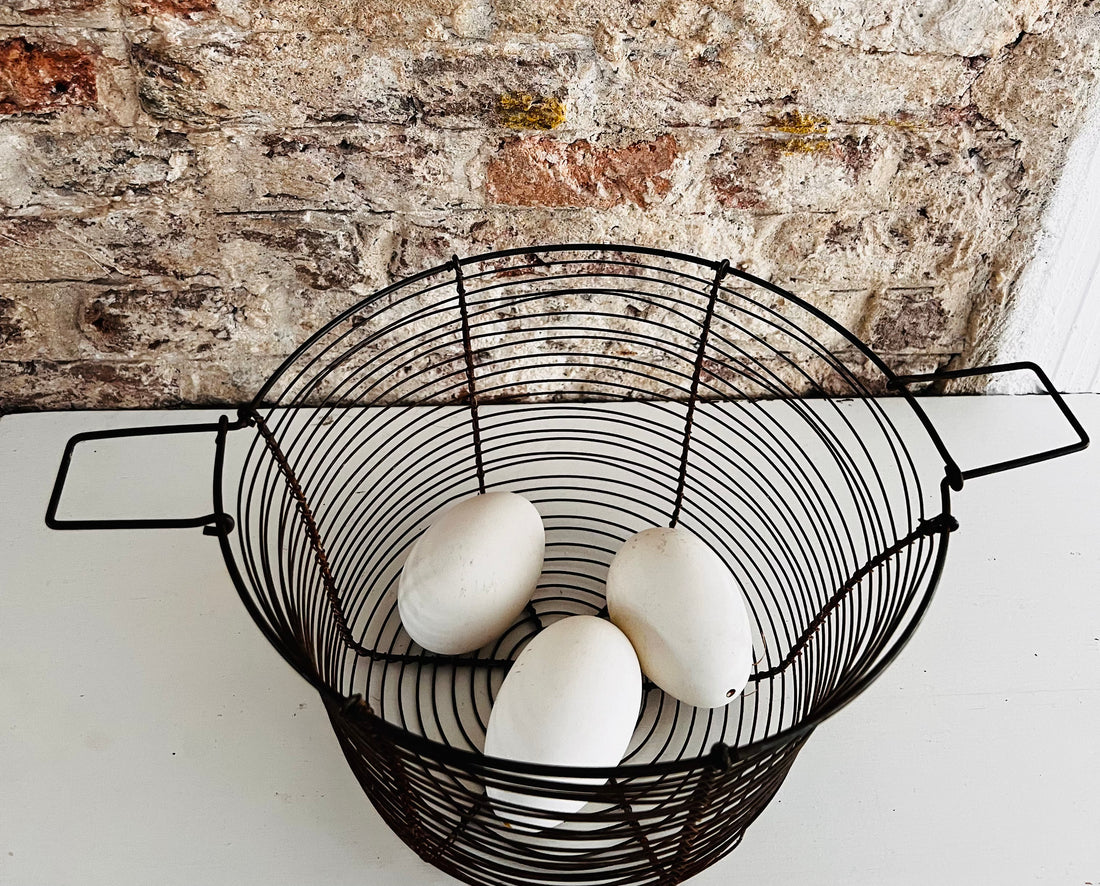 Frans draadmandje eieren, decoratief eiermandje, brocante eiermand, landelijke keukenaccessoires, eiermand met hengsels, rustiek draadmandje, Franse vintage keuken, eiermand farmhouse style, decoratie keuken brocante.
