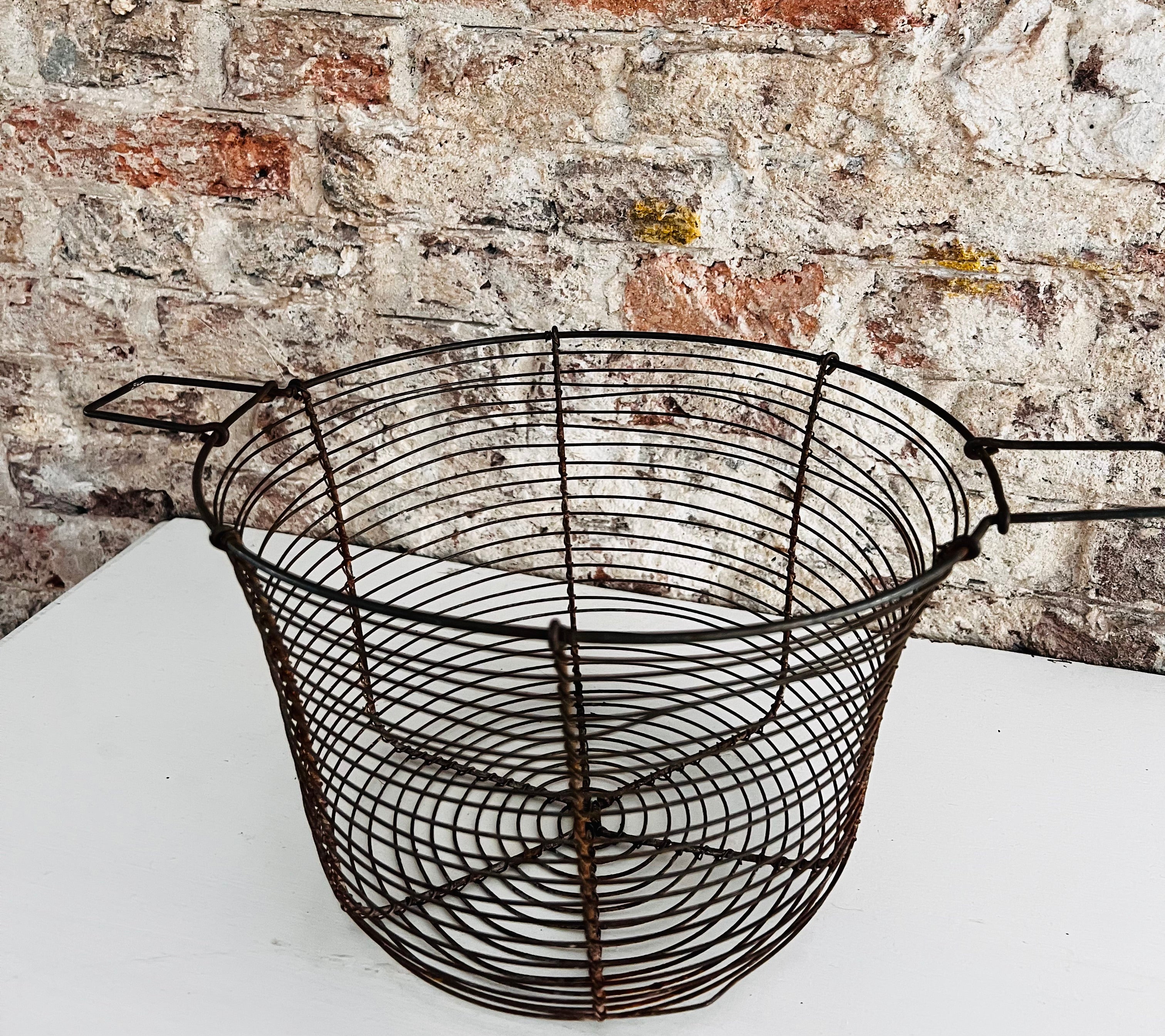 Frans draadmandje eieren, decoratief eiermandje, brocante eiermand, landelijke keukenaccessoires, eiermand met hengsels, rustiek draadmandje, Franse vintage keuken, eiermand farmhouse style, decoratie keuken brocante.