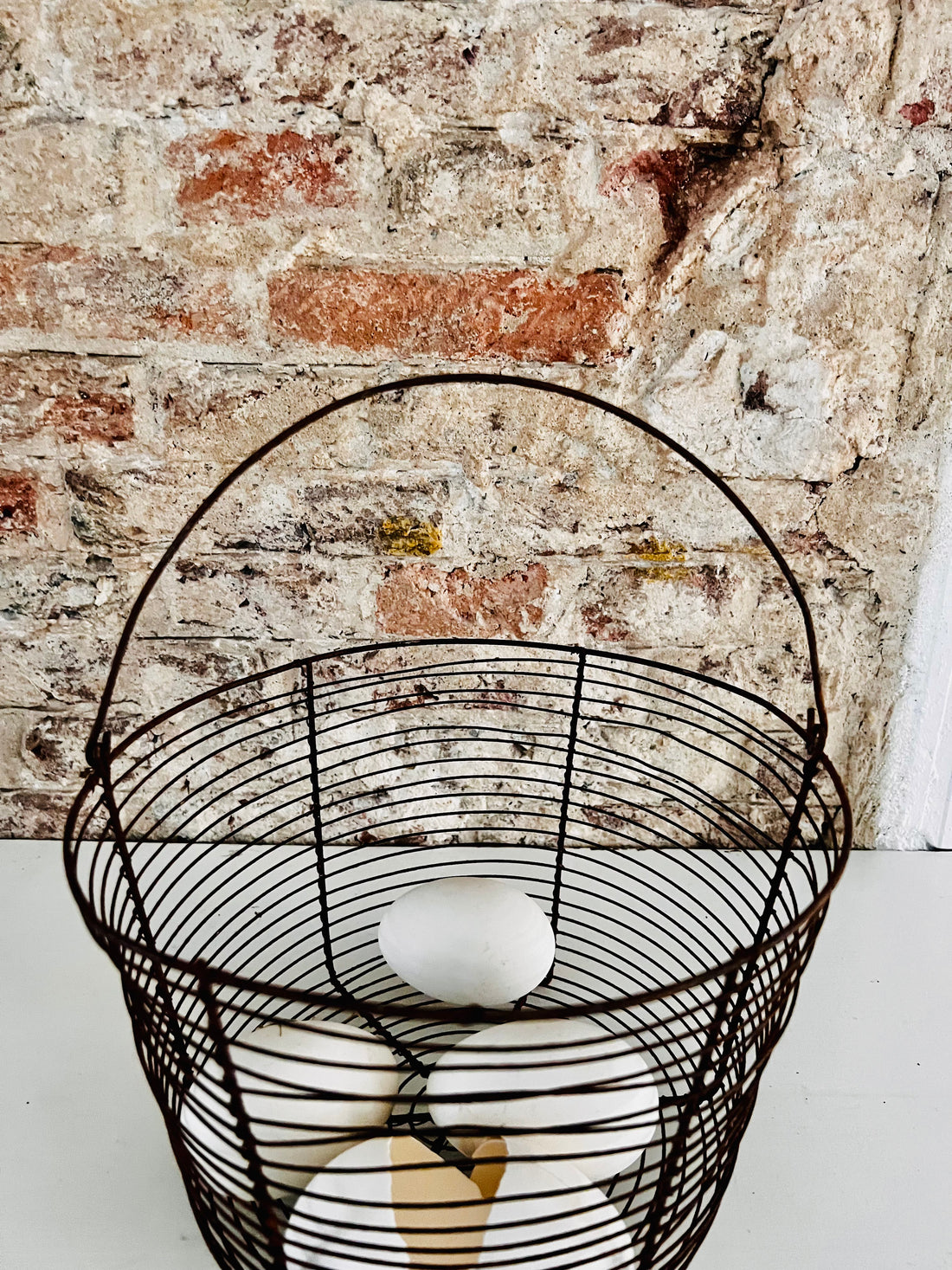 Frans mandje brocante, brocante mandje kopen, authentiek Frans mandje, decoratief mandje eieren, vintage mandje Frankrijk, landelijke keuken accessoires, brocante woondecoratie, mandje van de brocante markt, sfeervol mandje voor eieren.