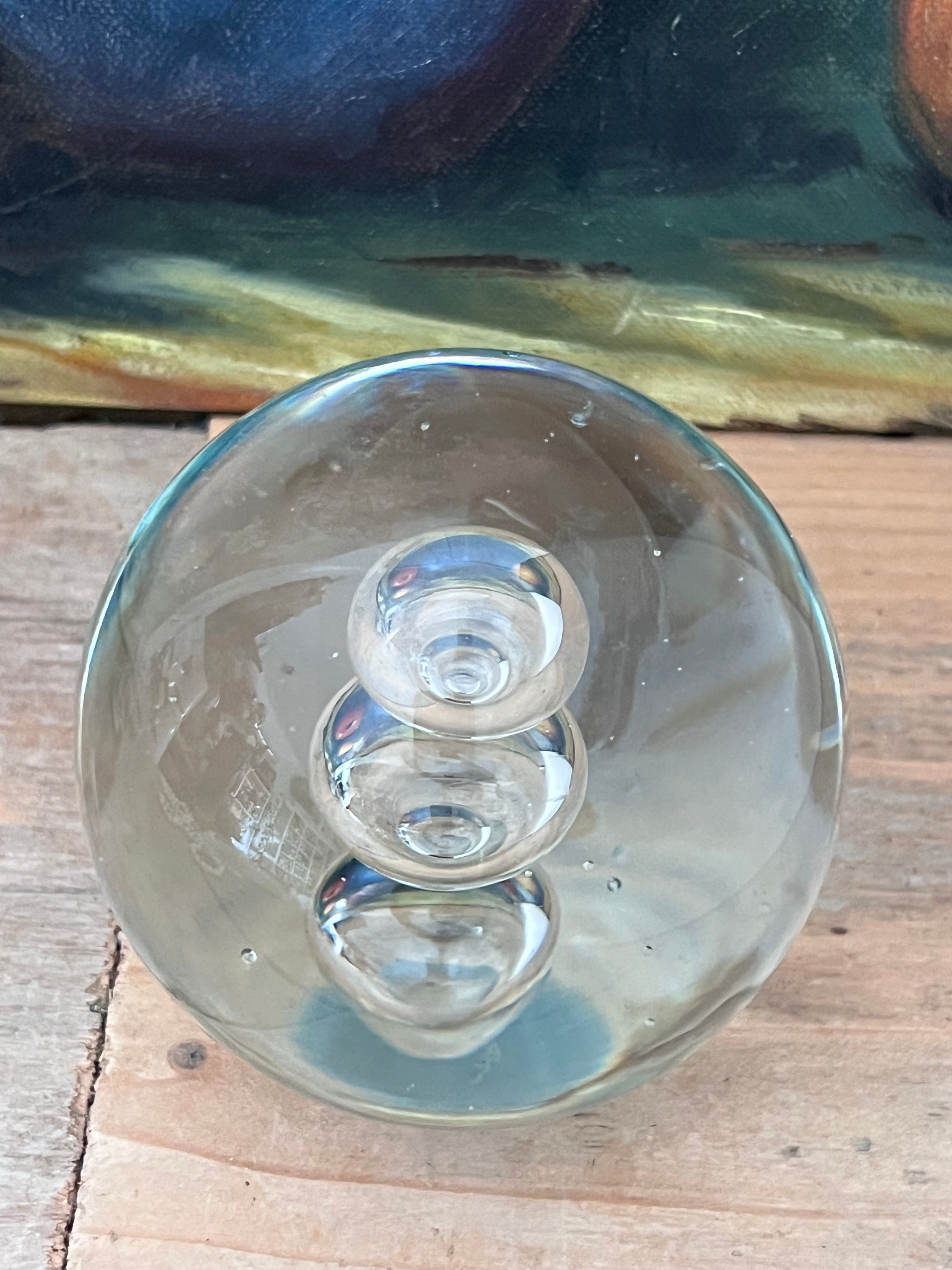 presse papier glas, vintage presse papier, glazen papiergewicht, eigentijds glasobject, bureau accessoires, decoratieve presse papier, glazen bubbels, vintage bureau decoratie, unieke woonaccessoires, glazen presse papier "bubbles".
