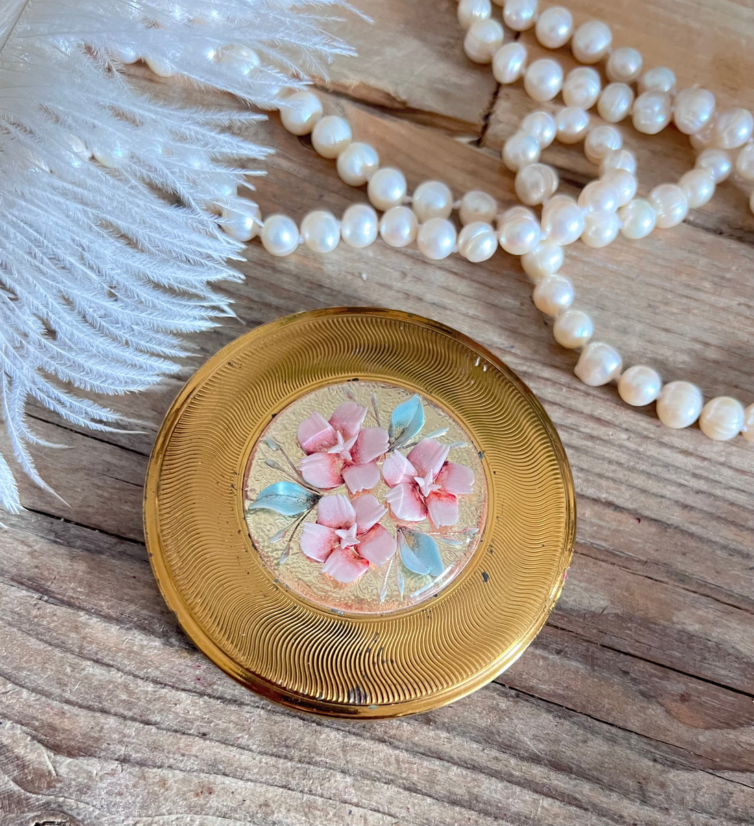 poederdoos jaren 50, Melissa poederdoos, vintage poederdoos bloemen, lucite poederdoos, brocante beauty accessoires, retro poederdoos kopen, sfeervolle poederdoos, vintage make-up doos, jaren 50 make-up accessoires, decoratieve poederdoos.