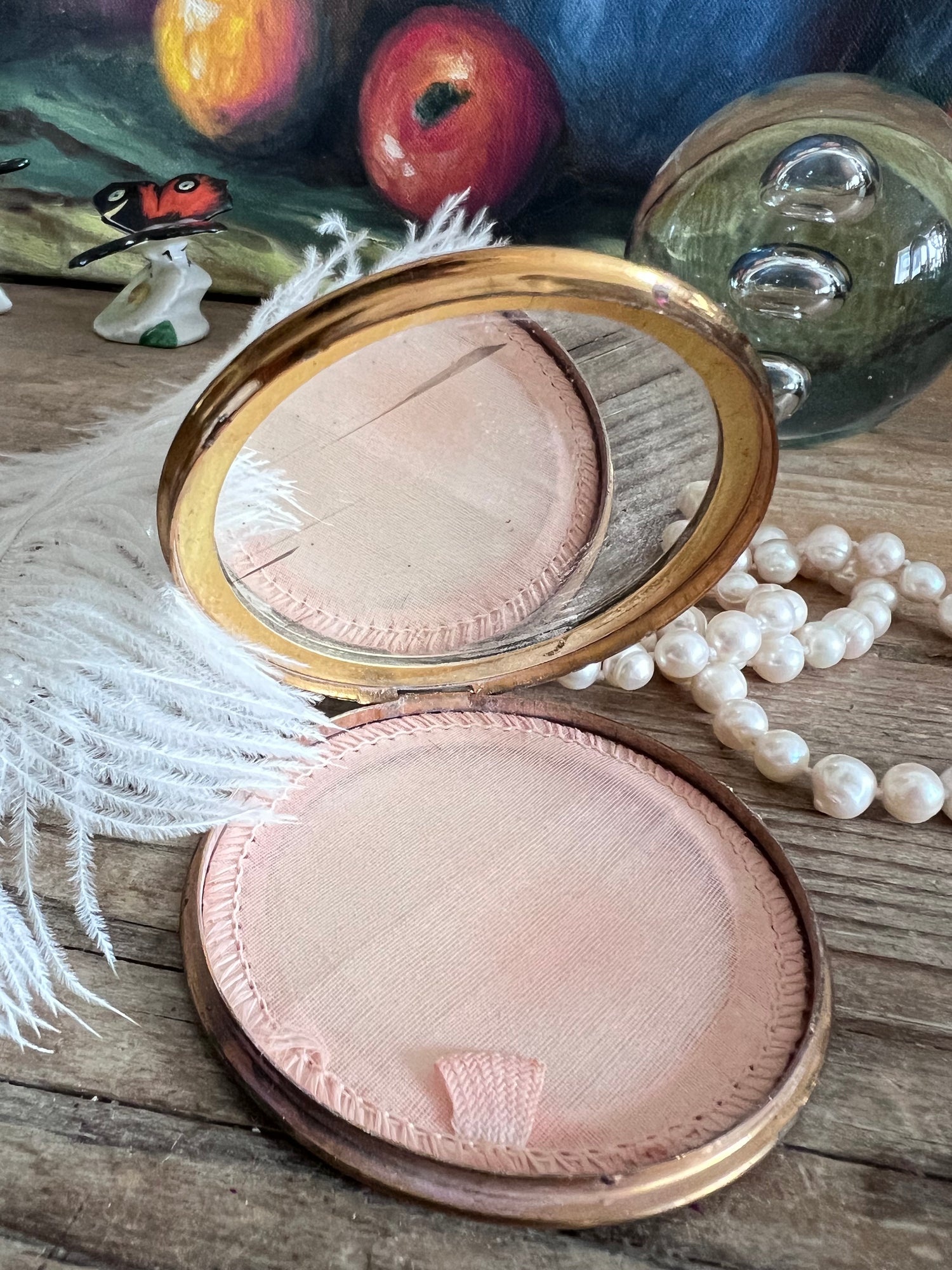 poederdoos jaren 50, Melissa poederdoos, vintage poederdoos bloemen, lucite poederdoos, brocante beauty accessoires, retro poederdoos kopen, sfeervolle poederdoos, vintage make-up doos, jaren 50 make-up accessoires, decoratieve poederdoos.